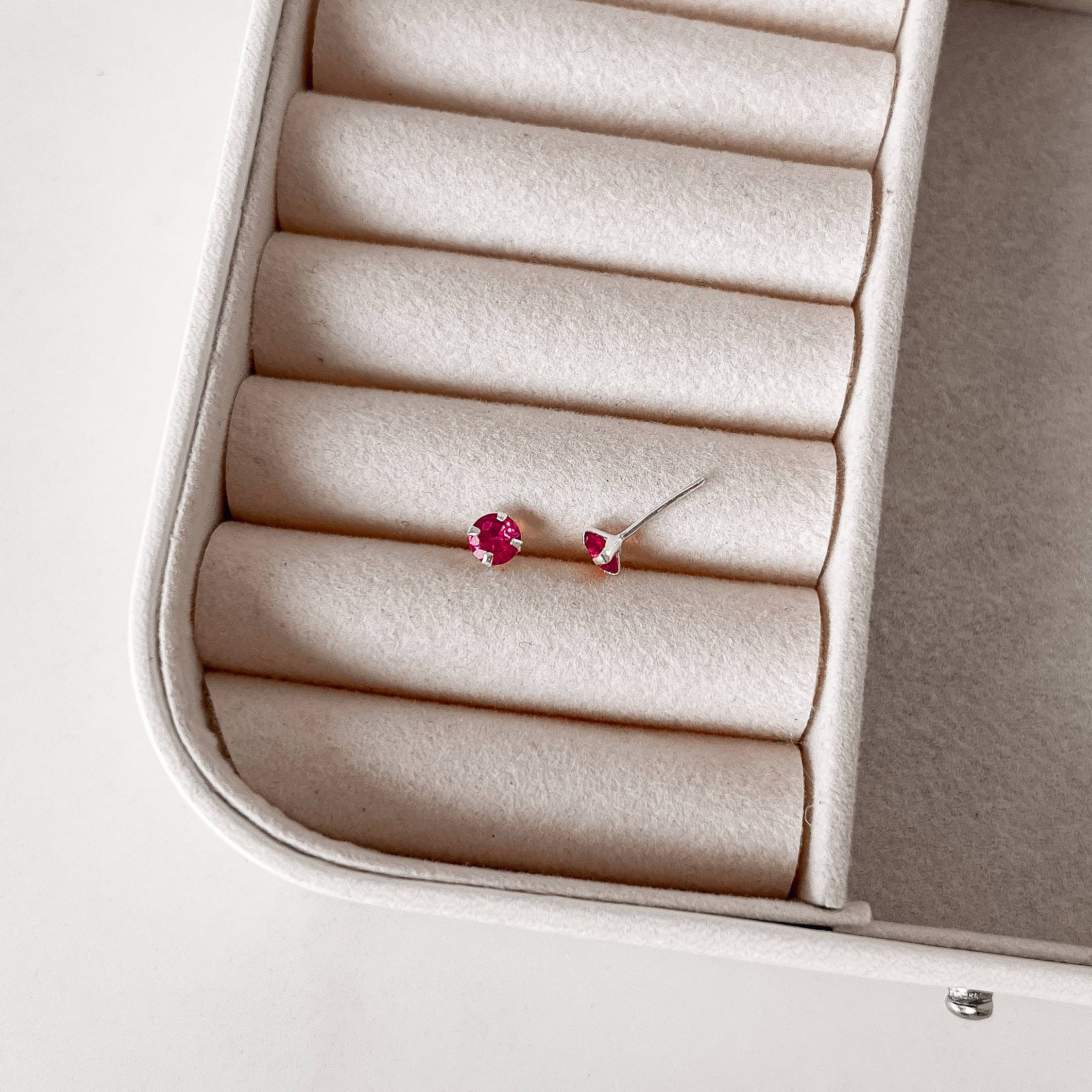 Imagem Brinco zircônia redonda cereja 5mm