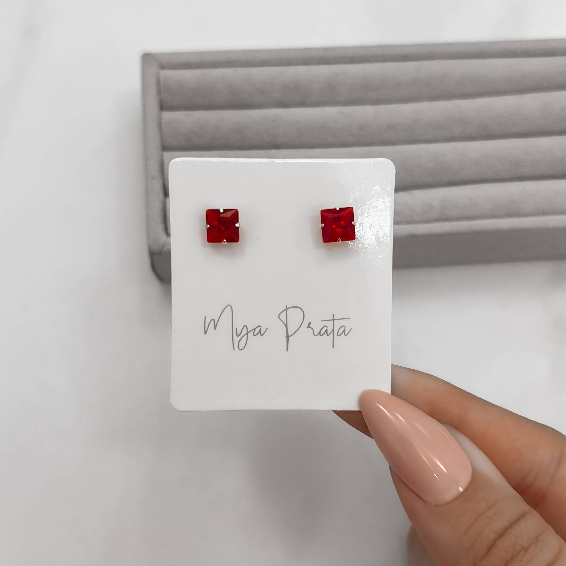 Imagem Brinco zircônia quadrada vermelho 6mm