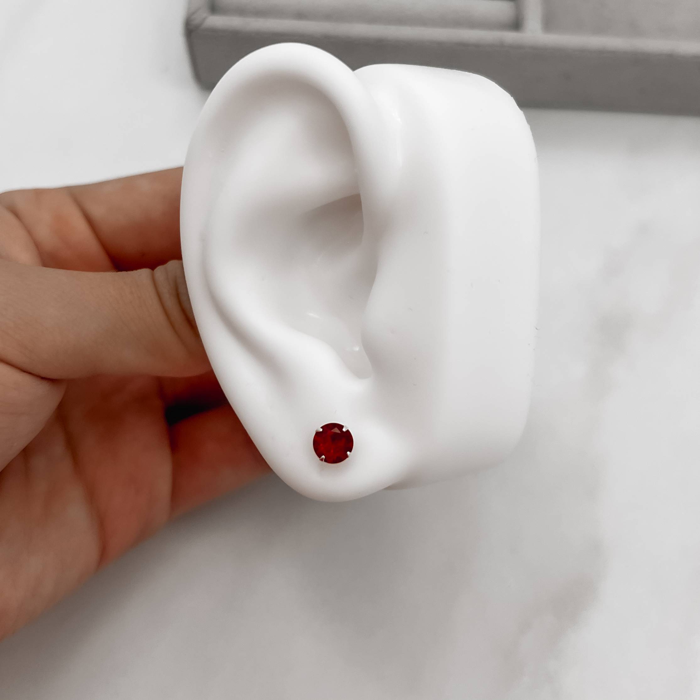 Imagem Brinco zircônia redonda vermelho 6mm