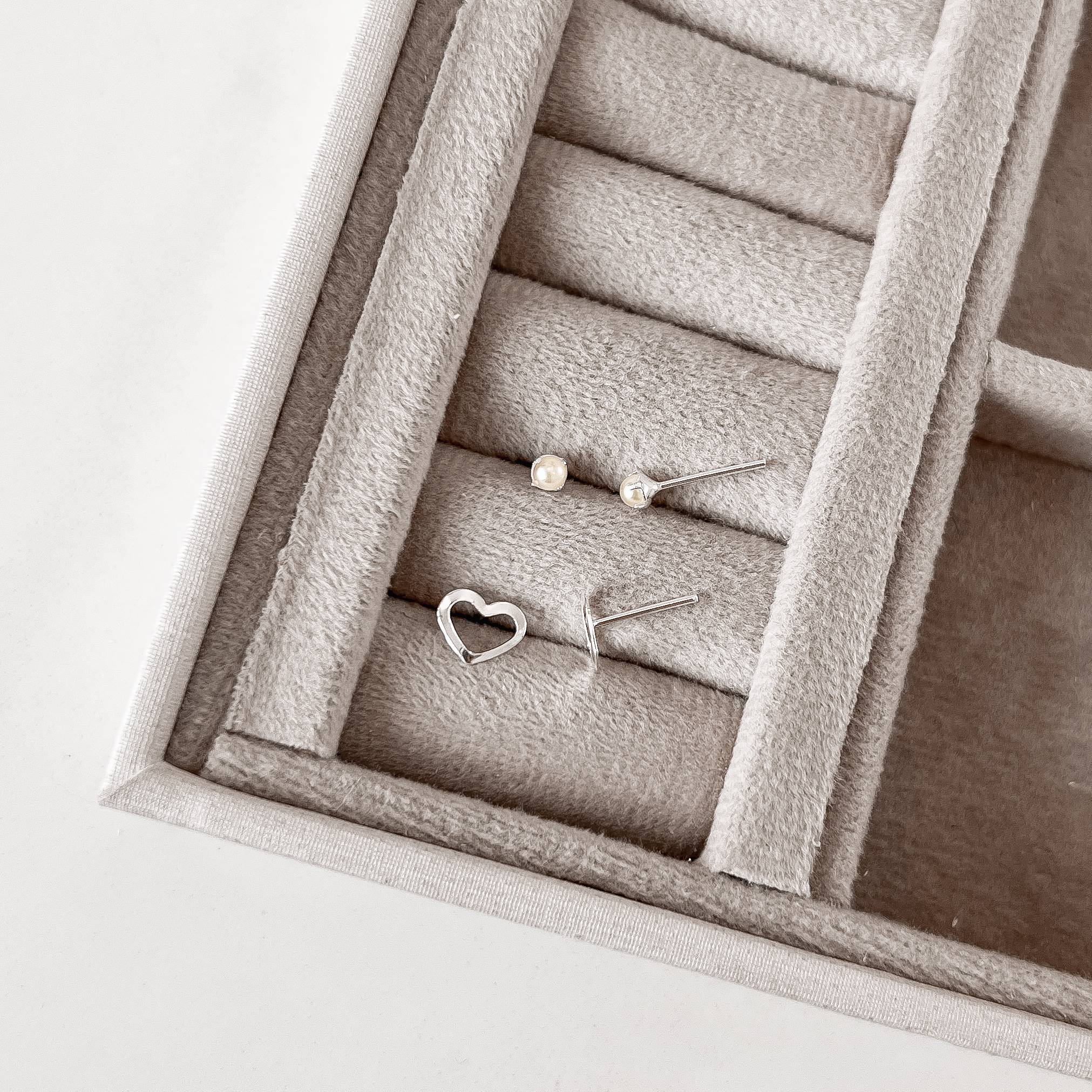 Dupla pérola 3mm e coração vazado 8mm