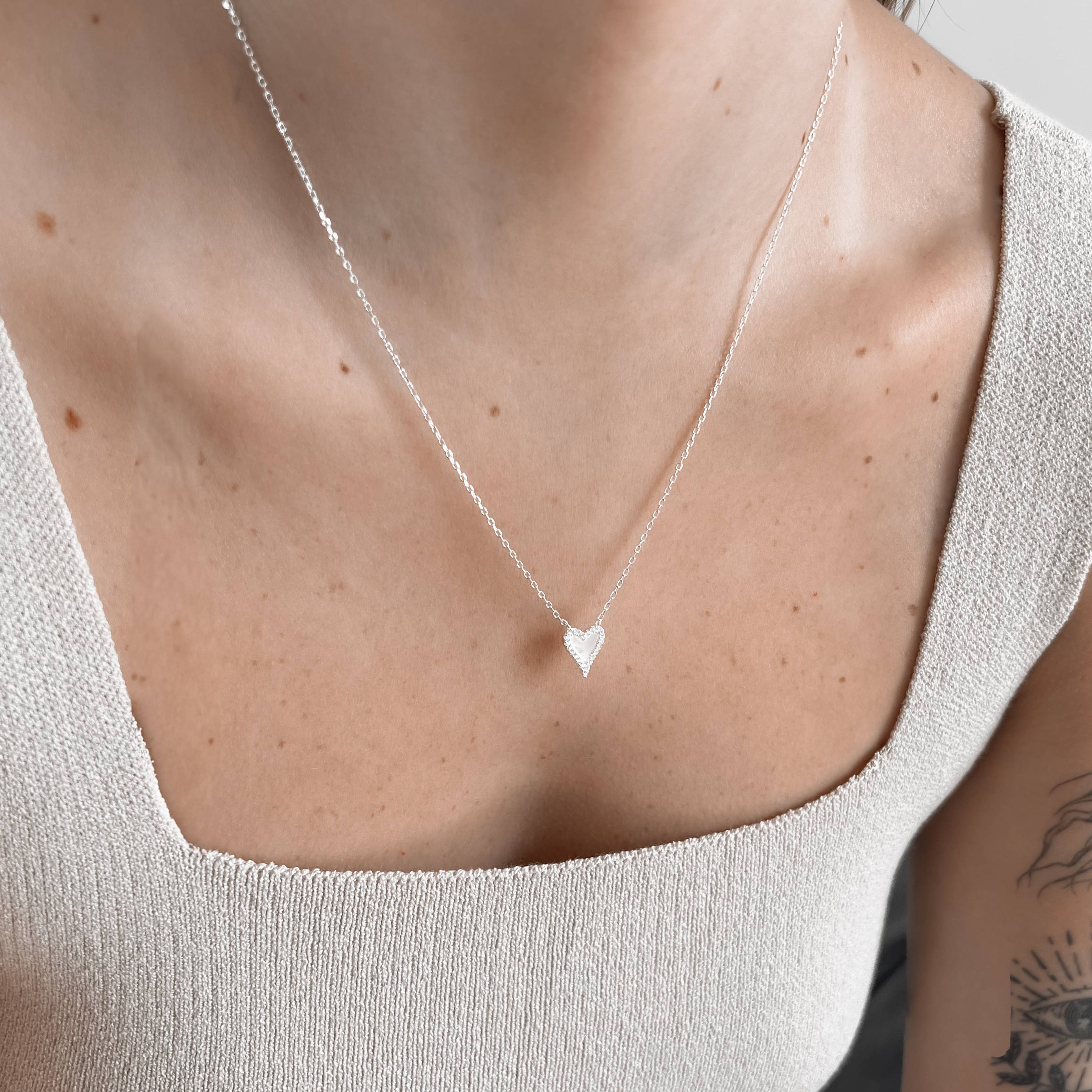 Imagem Secundária Colar coração madrepérola com cravejado 11mm corrente cadeado 45+5cm