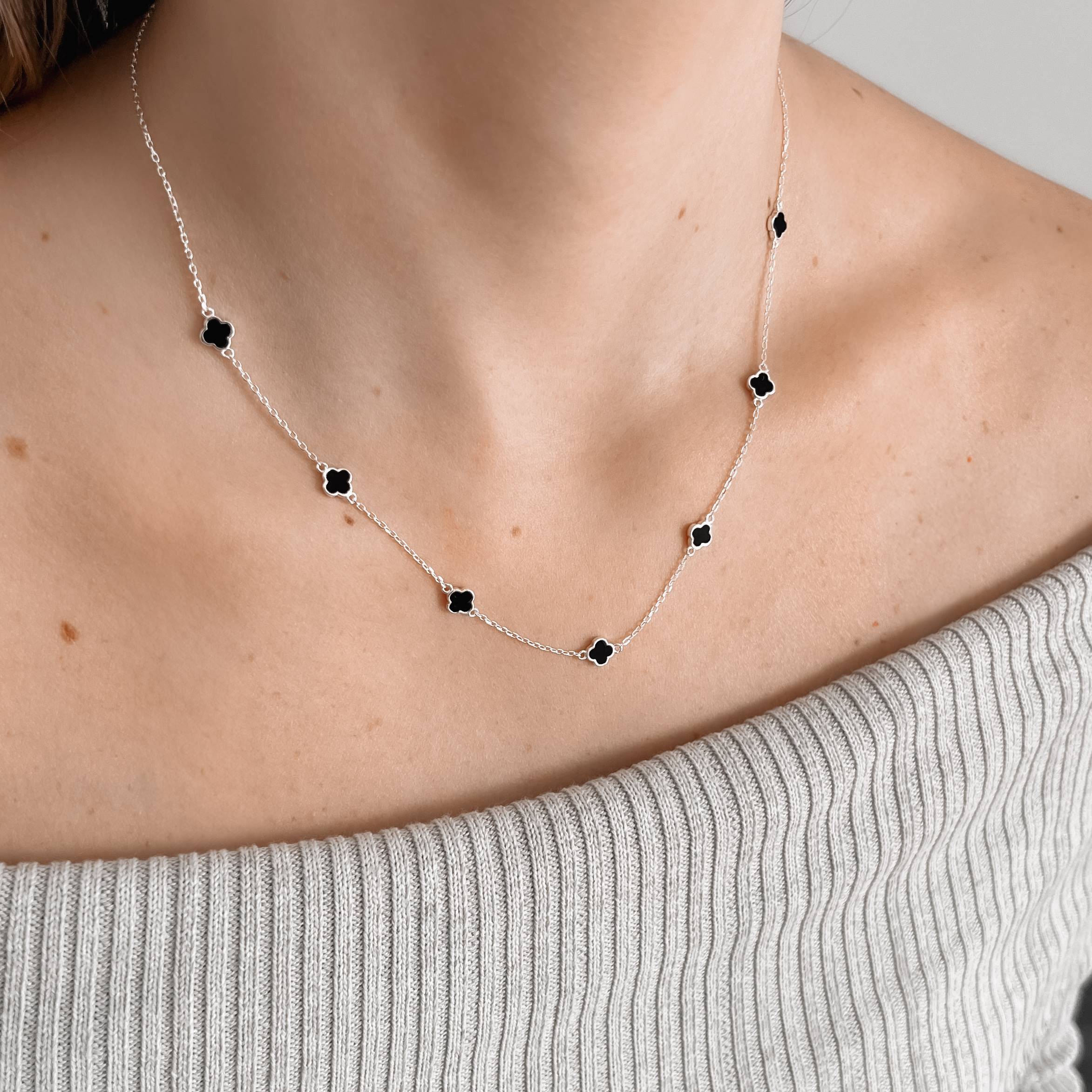 Imagem Secundária Colar entremeio trevos pedra ônix 6mm corrente cadeado 45+5cm