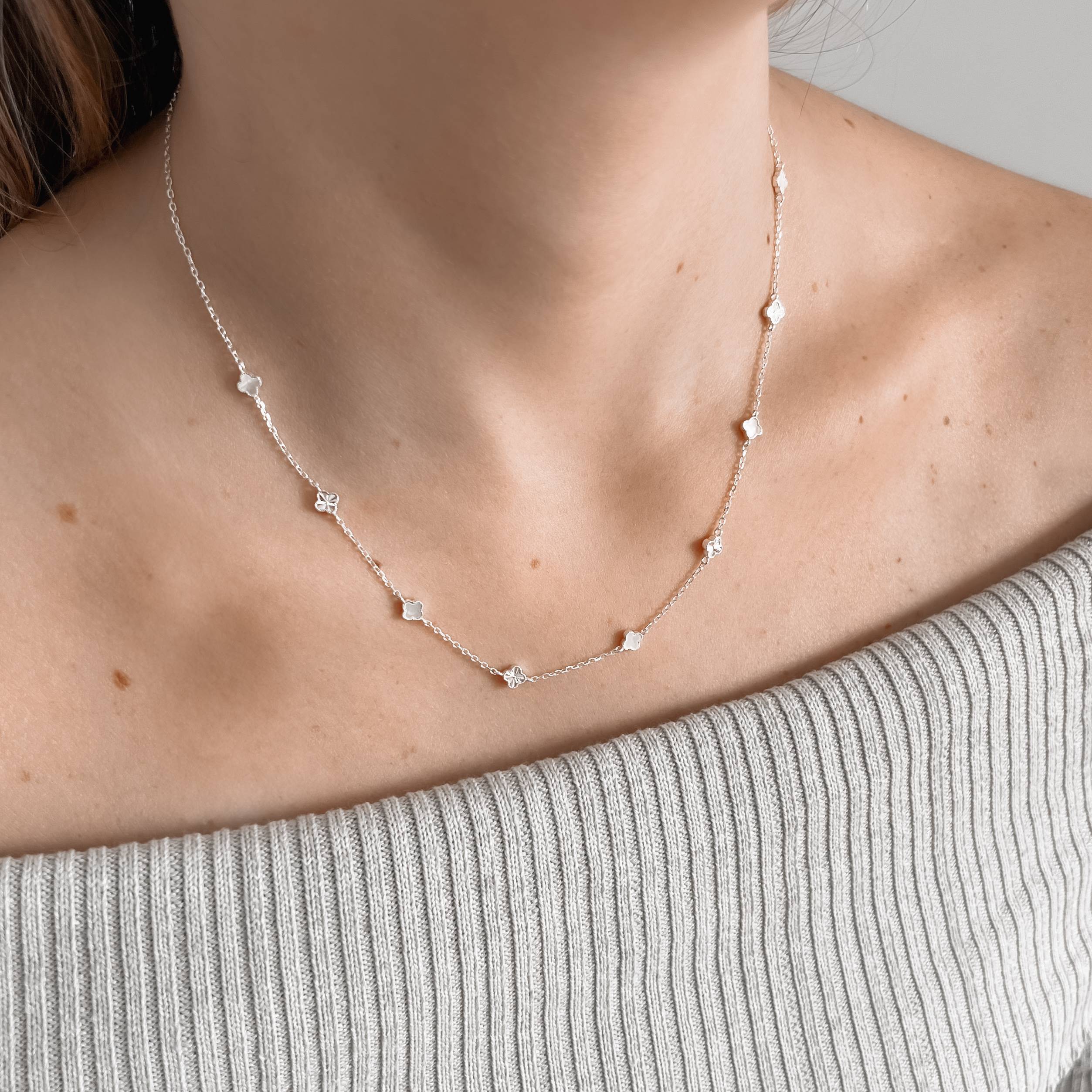 Imagem Secundária Colar entremeio trevos madrepérola e vinco 5mm corrente cadeado 45+5cm