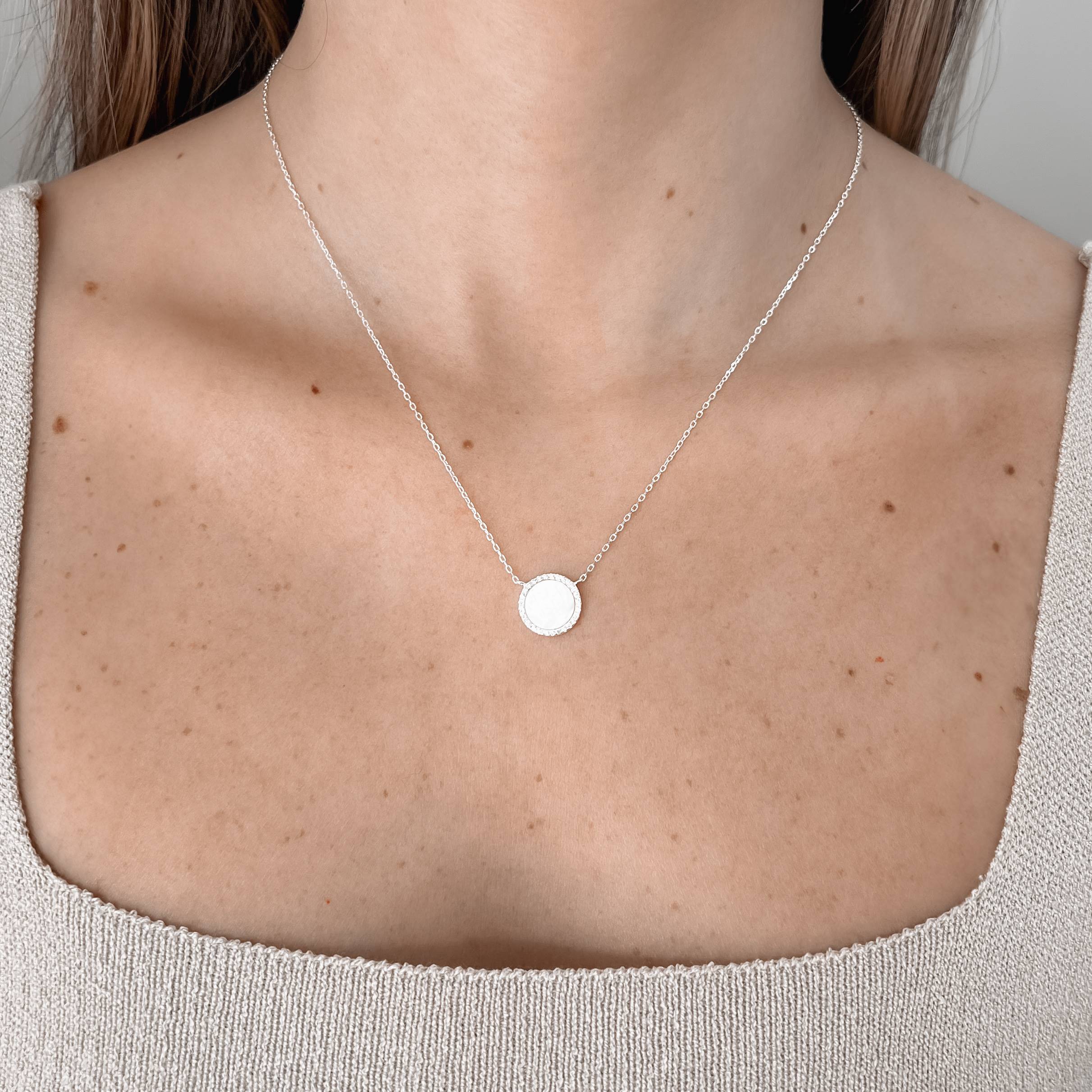 Imagem Secundária Colar círculo madrepérola com cravejado 12mm corrente cadeado 45+5cm