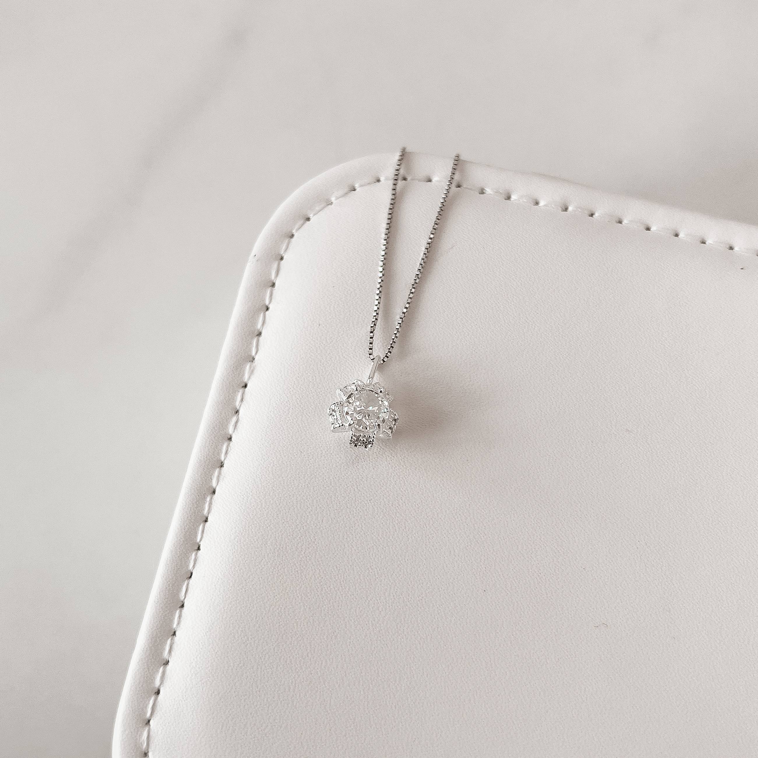 Imagem Secundária Colar pingente flor cravejada cristal 10mm 45cm