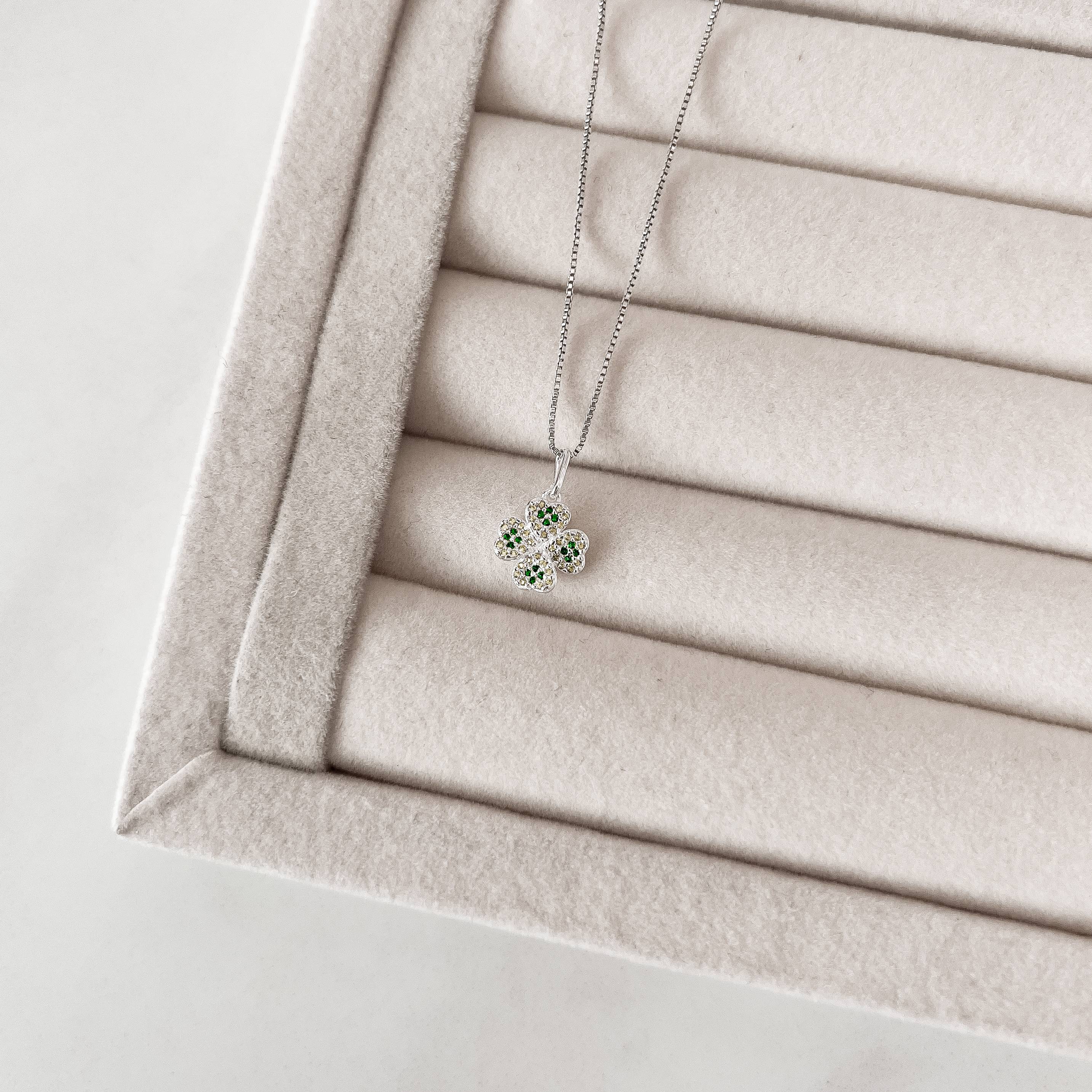 Imagem Secundária Colar pingente trevo cravejado verde 9mm 40cm