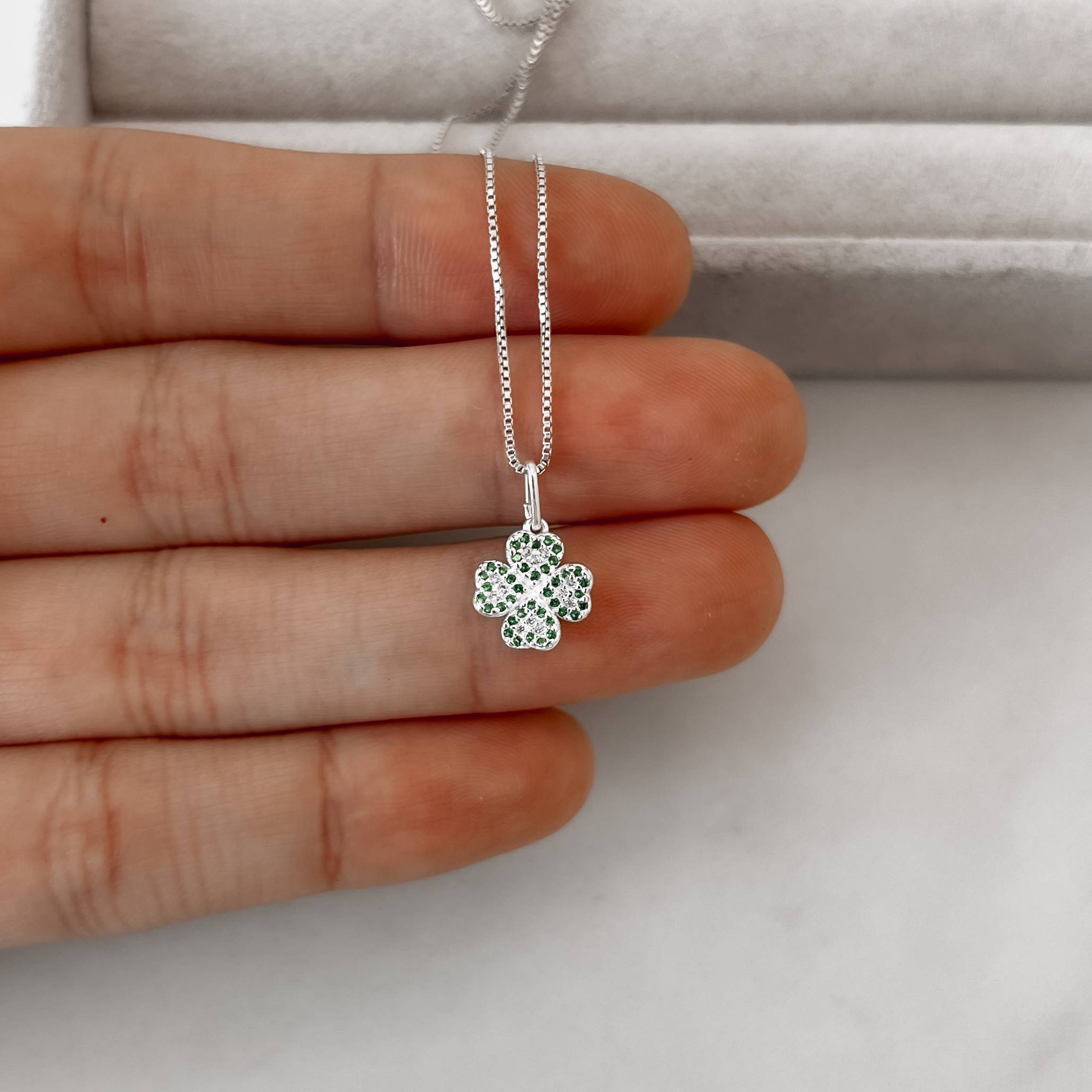 Imagem Secundária Colar pingente trevo cravejado verde e cristal 9mm 40cm