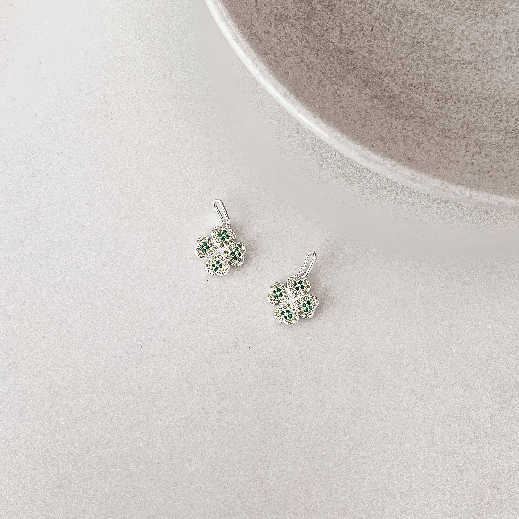 Pingente trevo cravejado verde 9mm