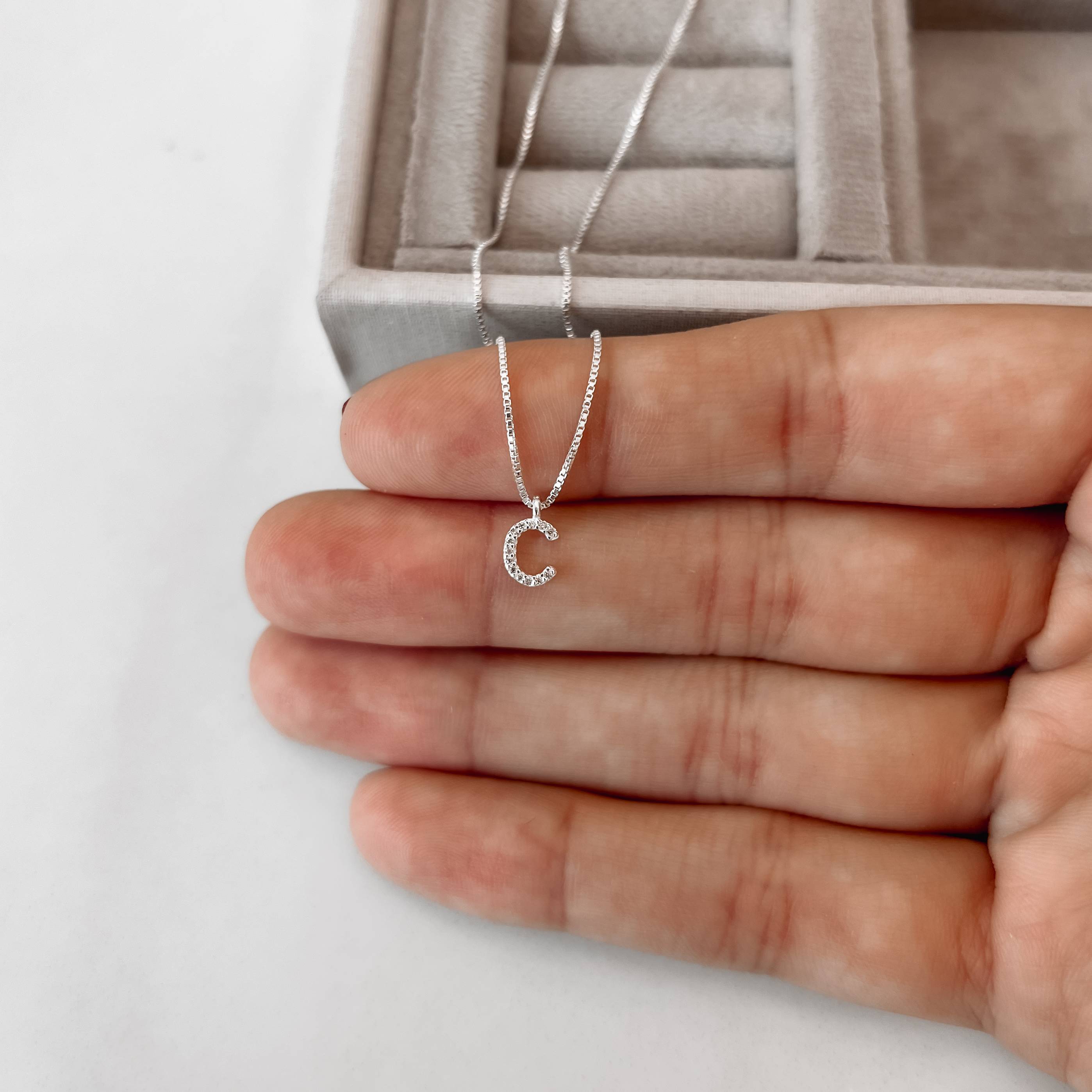Imagem Secundária Colar pingente letra C cravejada 6mm 40cm