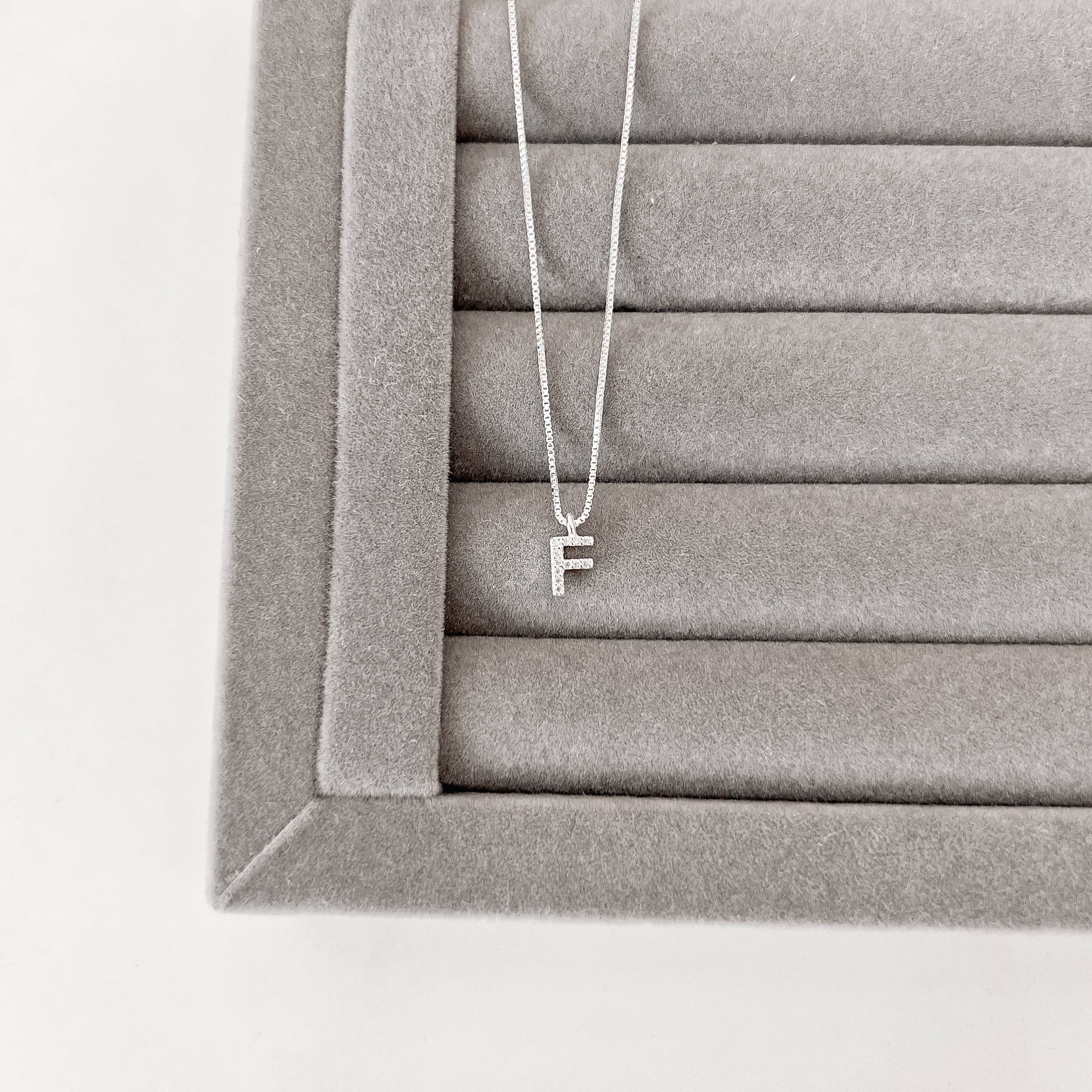 Colar pingente letra F cravejada 6mm 40cm