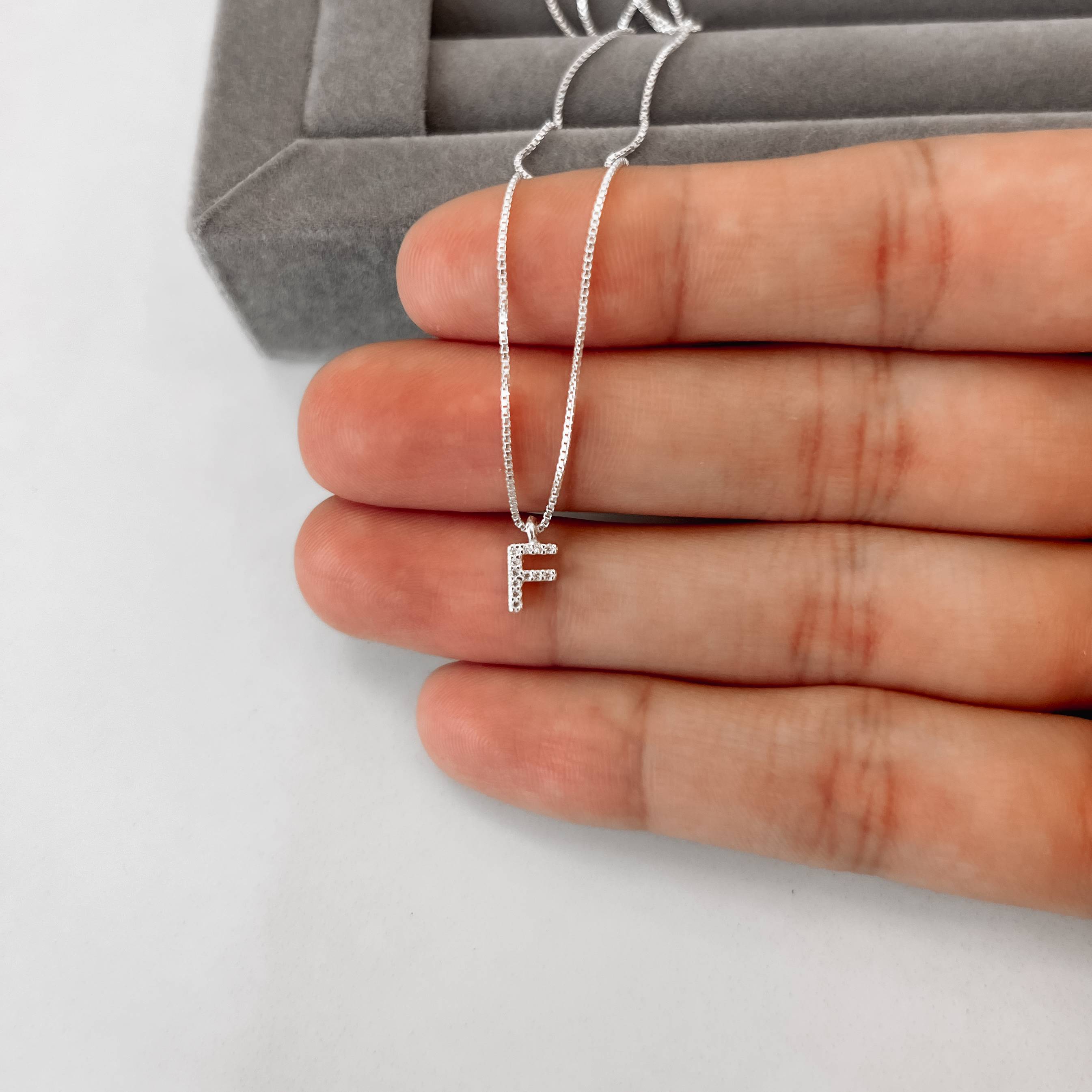 Imagem Secundária Colar pingente letra F cravejada 6mm 40cm