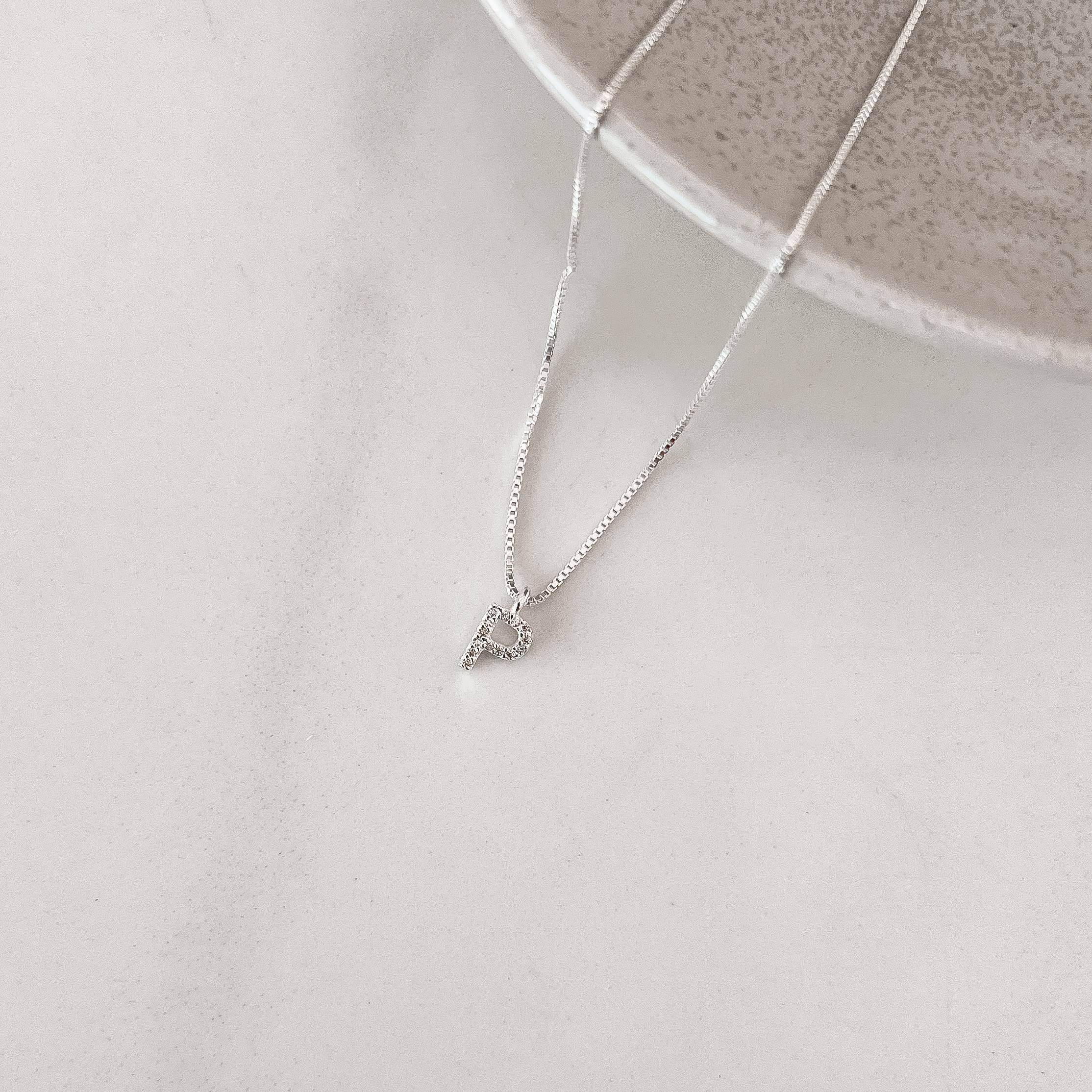 Colar pingente letra P cravejada 6mm 40cm