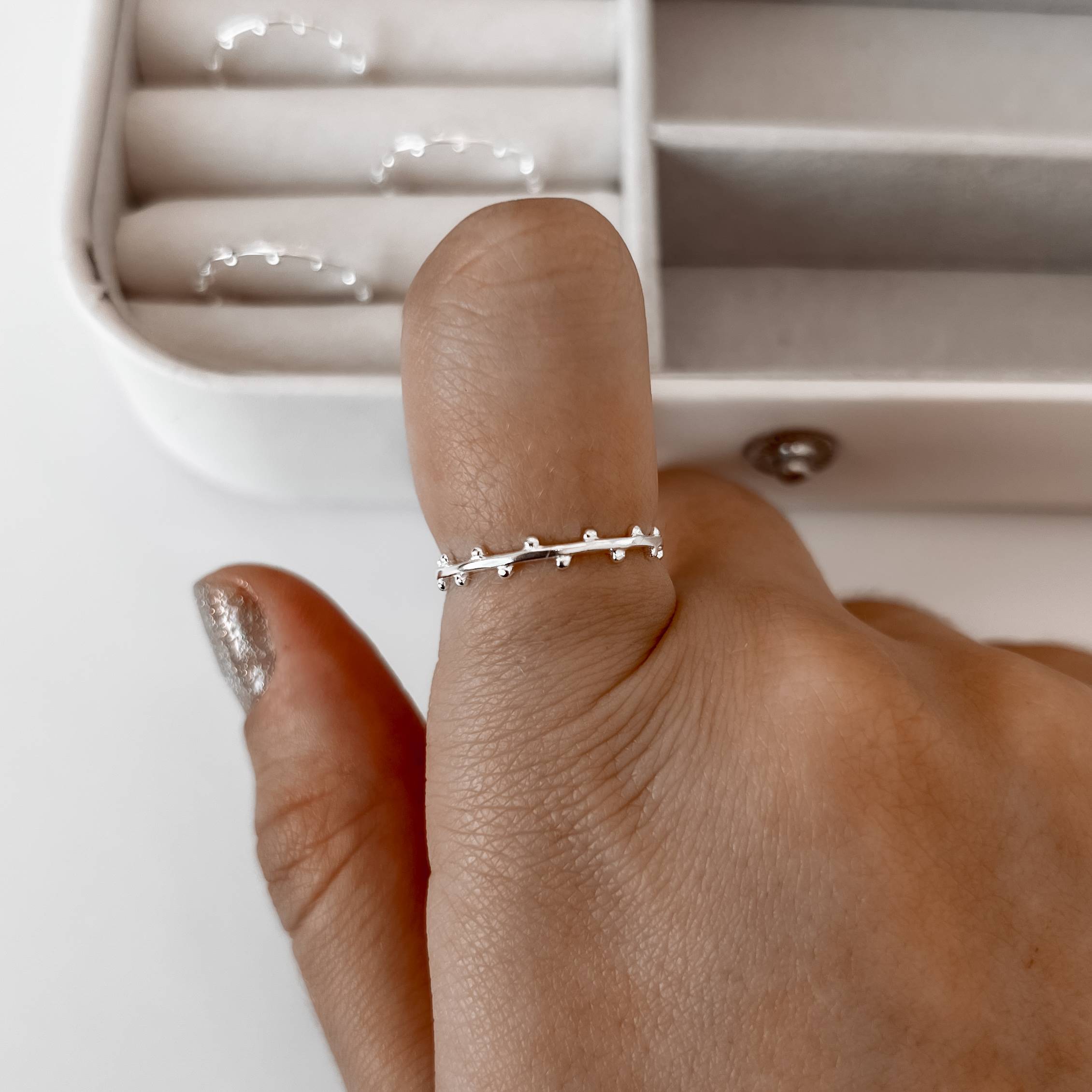 Imagem Anel fino com bolinhas