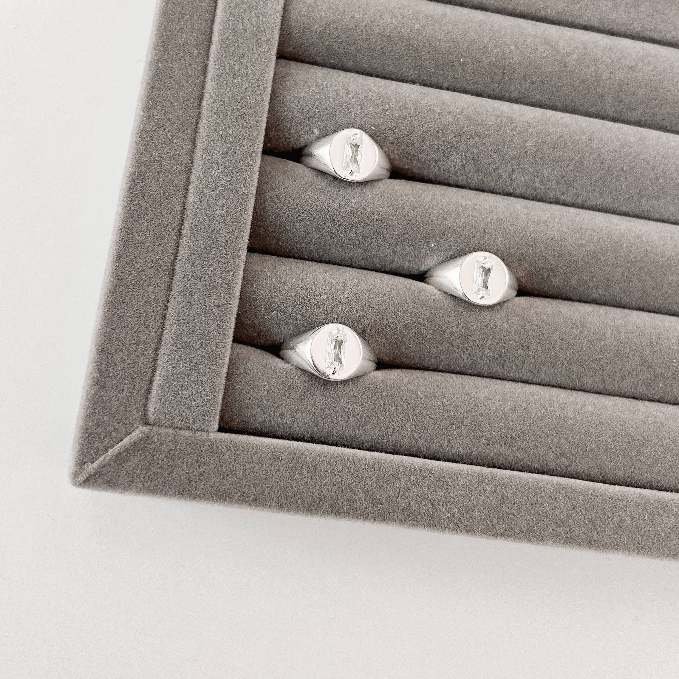 Imagem Anel oval com zircônia retangular dedinho