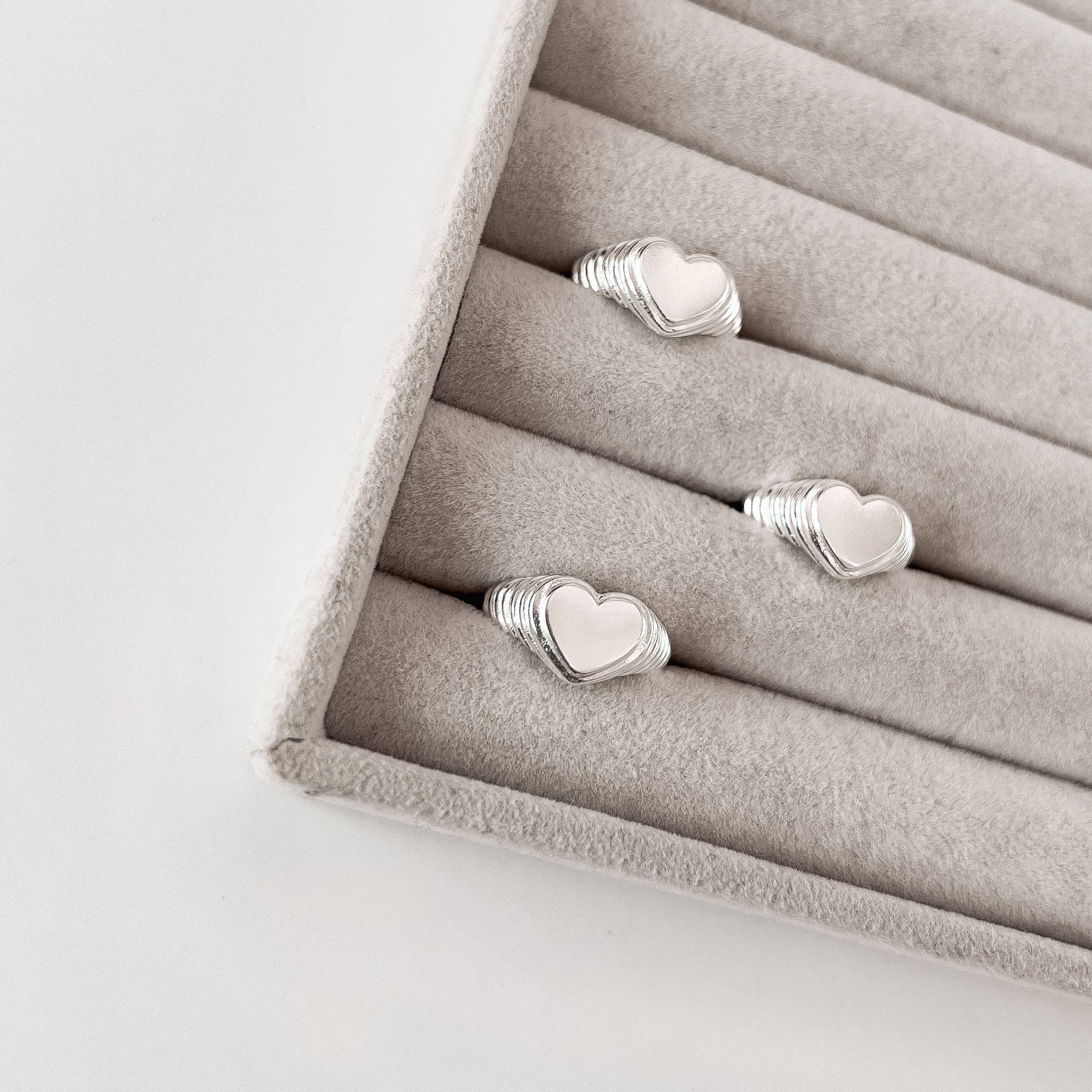 Imagem Anel coração trabalhado dedinho