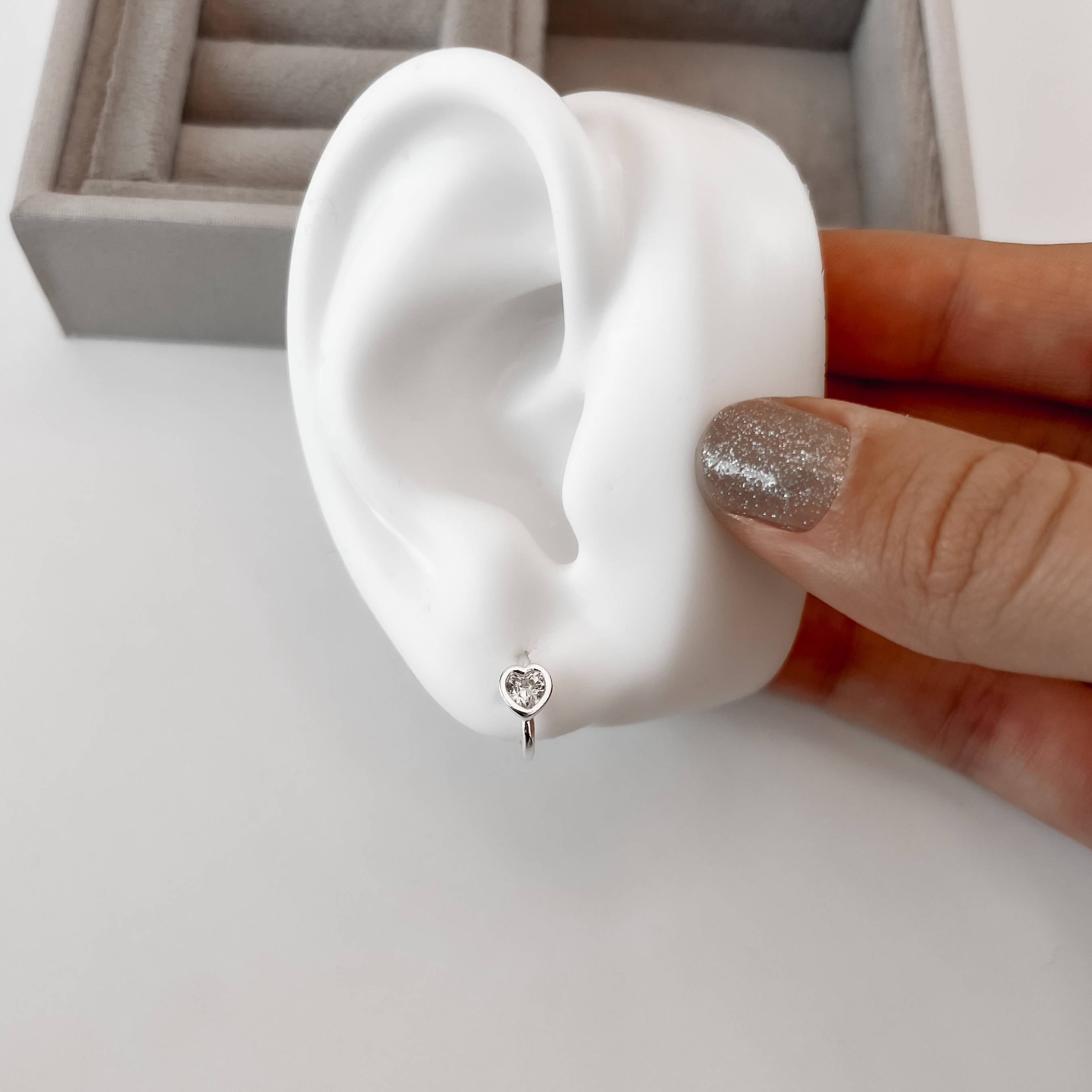 Imagem Brinco meia argola com zircônia coração 11mm tarraxa