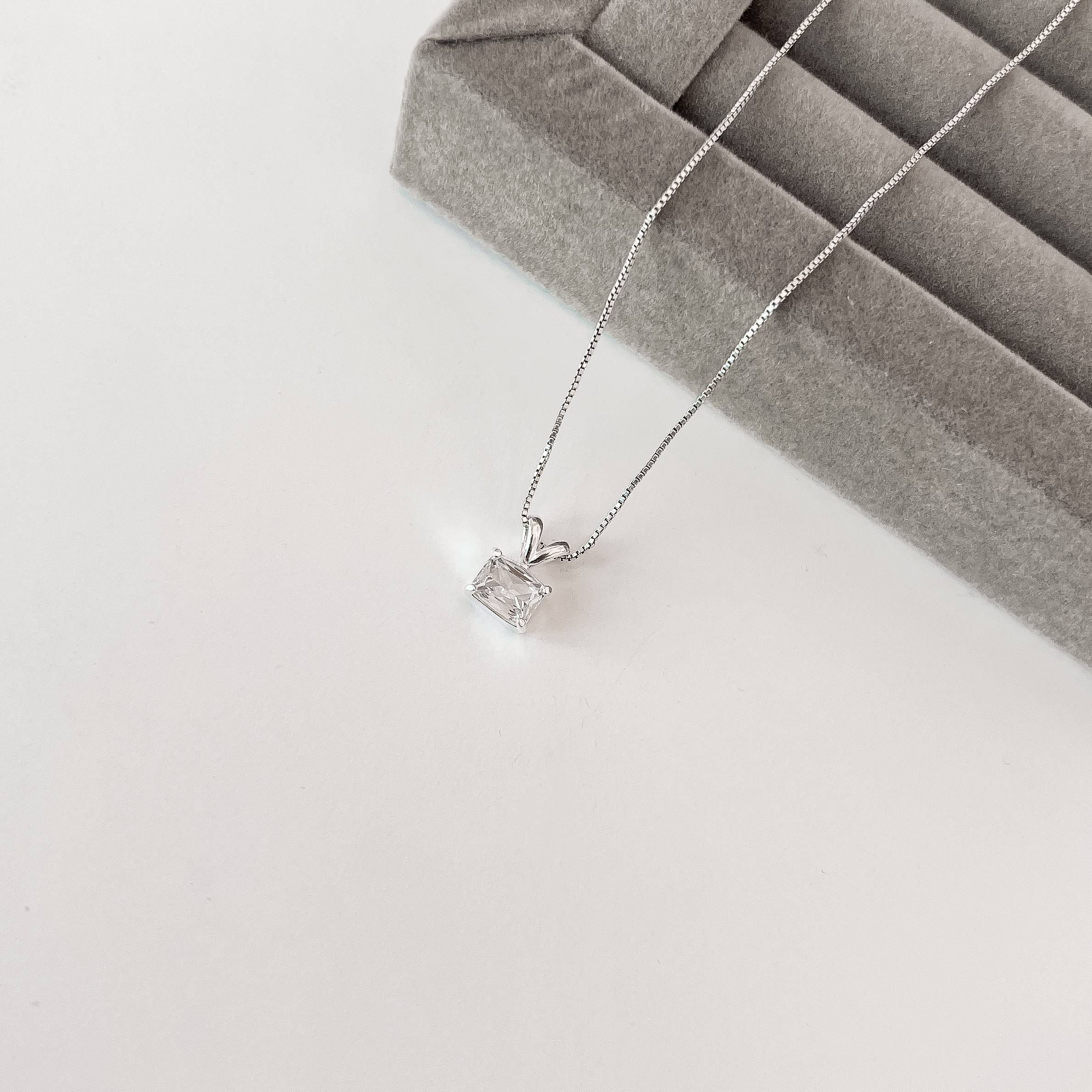 Colar pingente zircônia quadrada 8mm 45cm