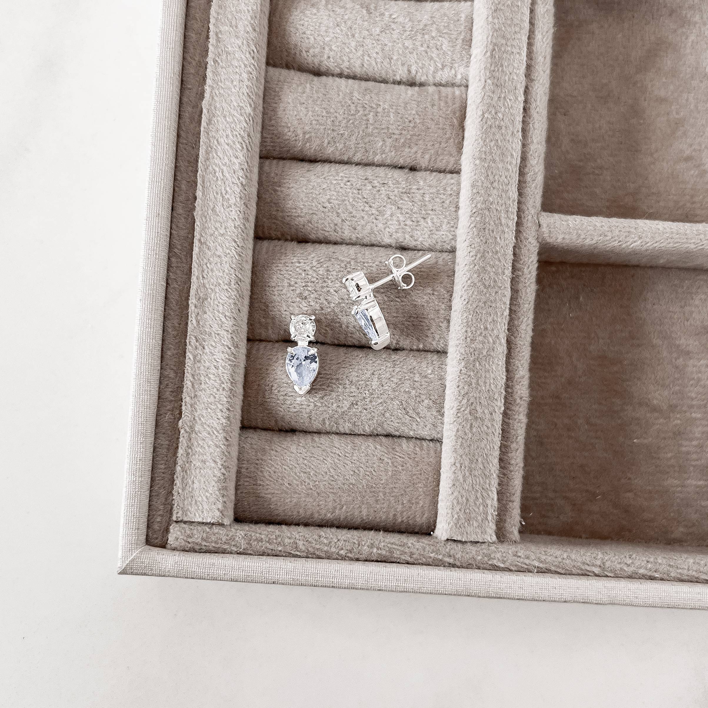 Imagem Secundária Brinco zircônias redonda cristal e gota cinza 13mm