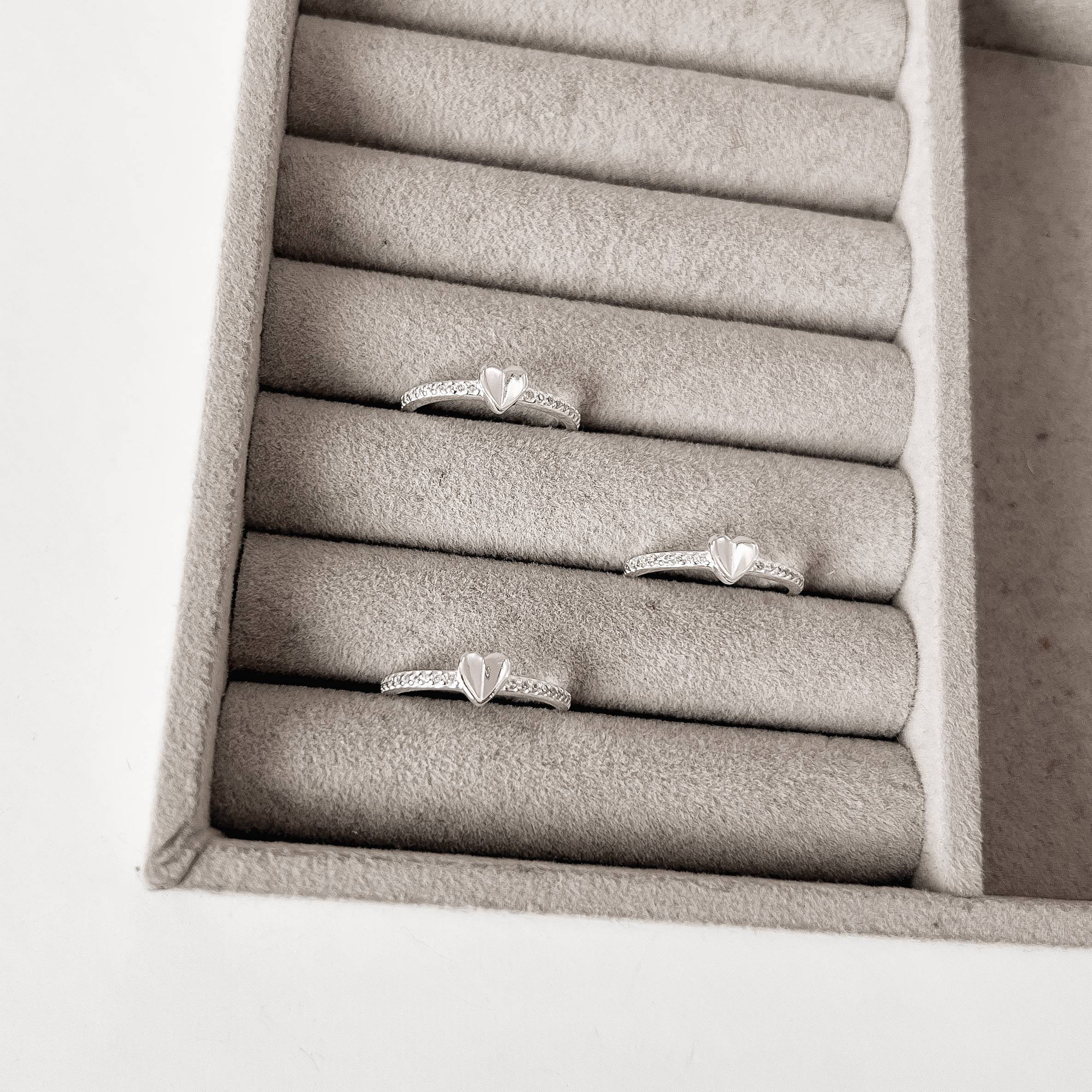 Imagem Anel meia aliança com coração vinco