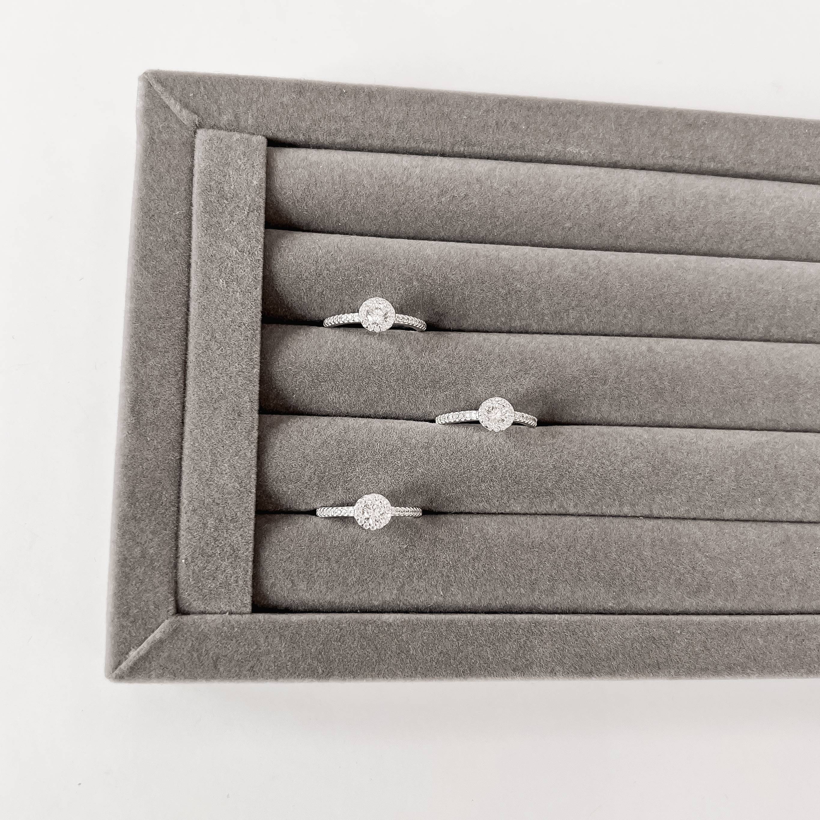 Imagem Anel meia aliança detalhe botão com zircônia