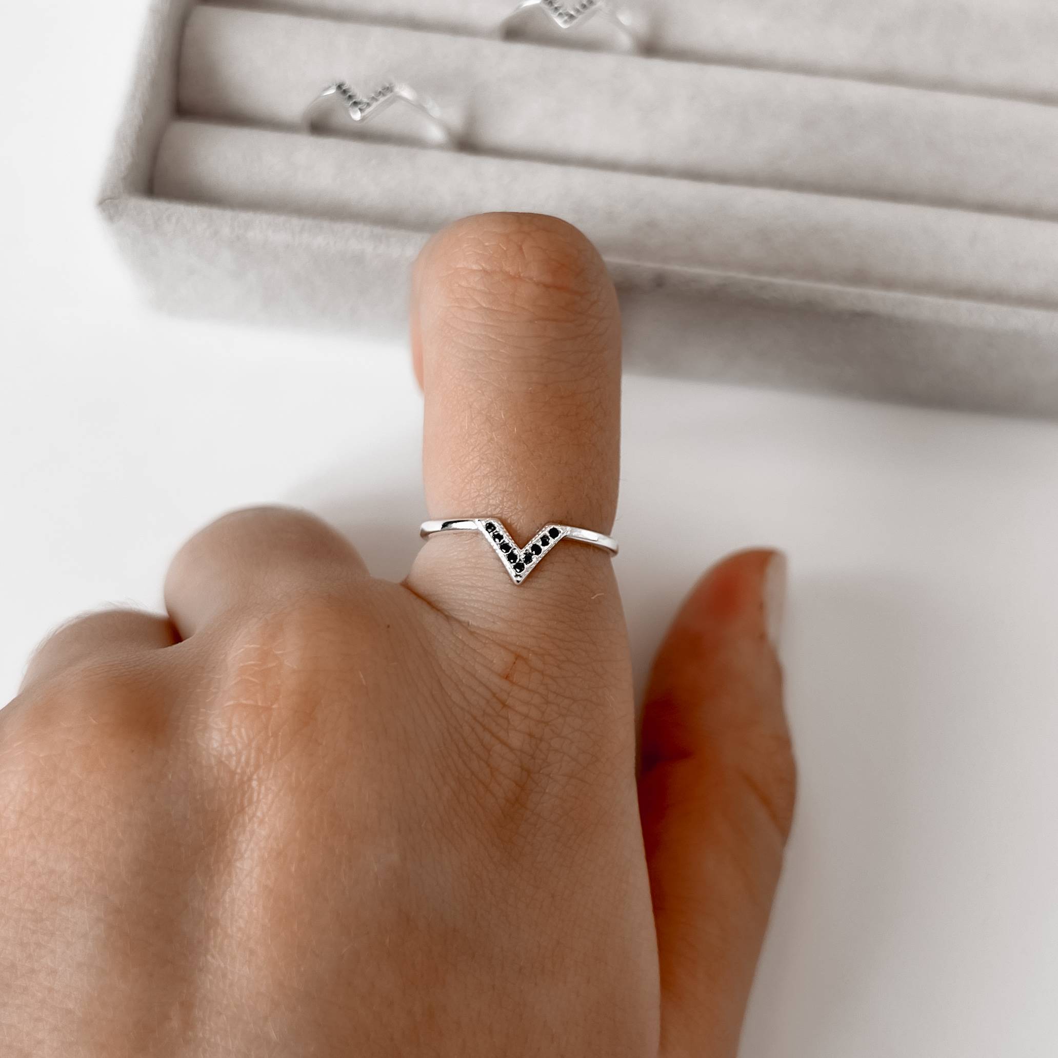 Imagem Anel V cravejado zircônias ônix