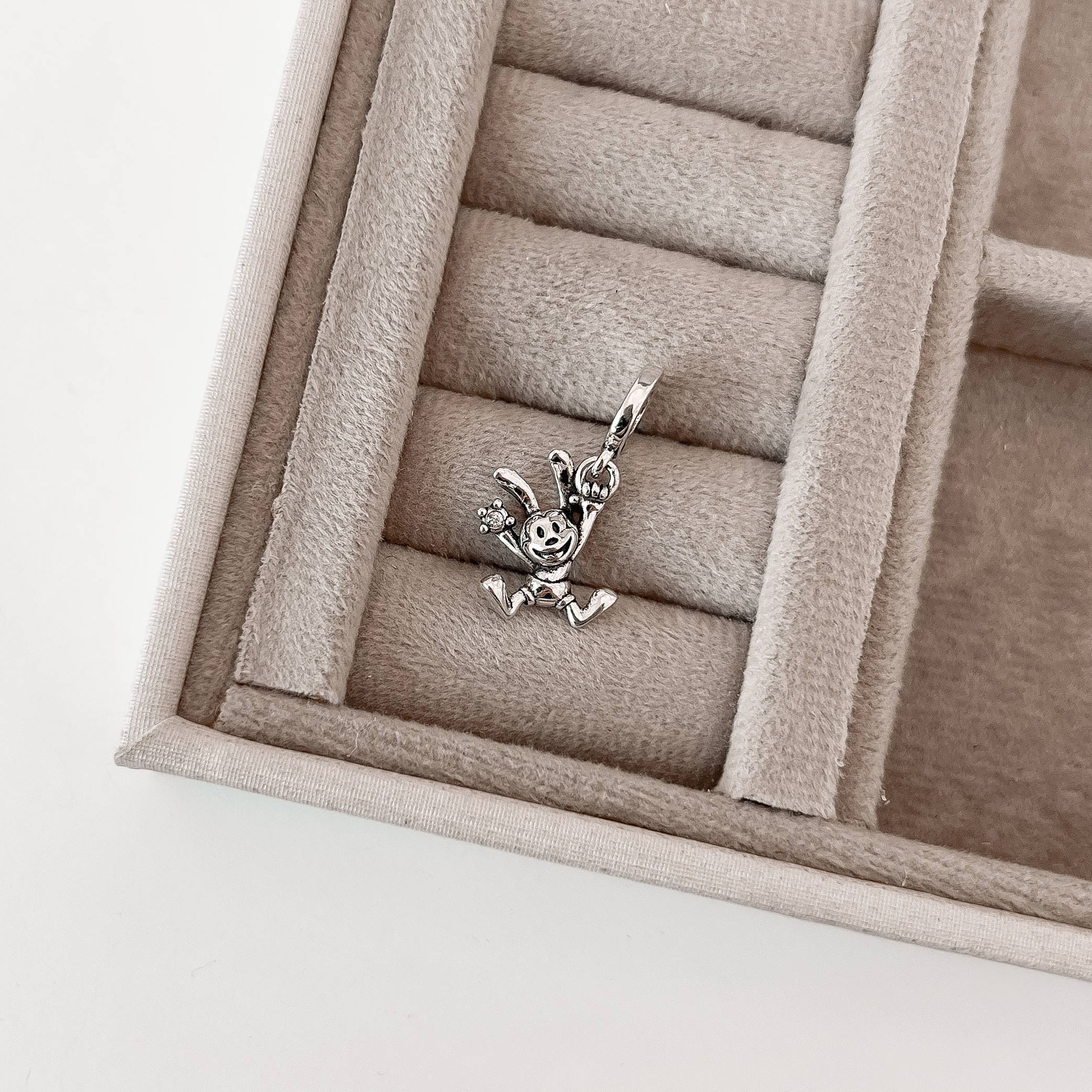 Berloque pingente Oswald detalhe zircônia 15mm envelhecido