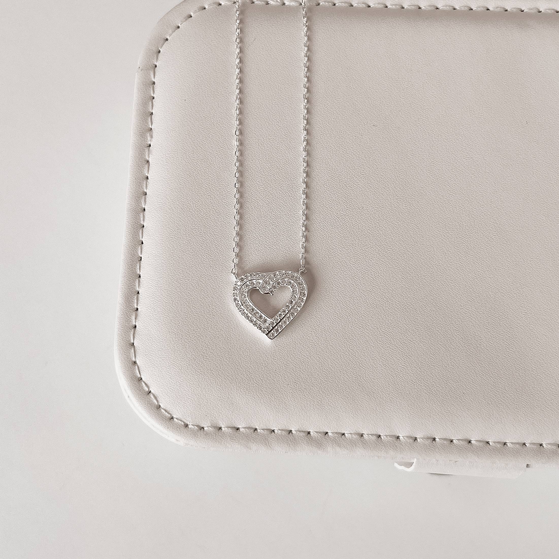 Colar entremeio coração vazado cravejado 17mm corrente cadeado 40+5cm