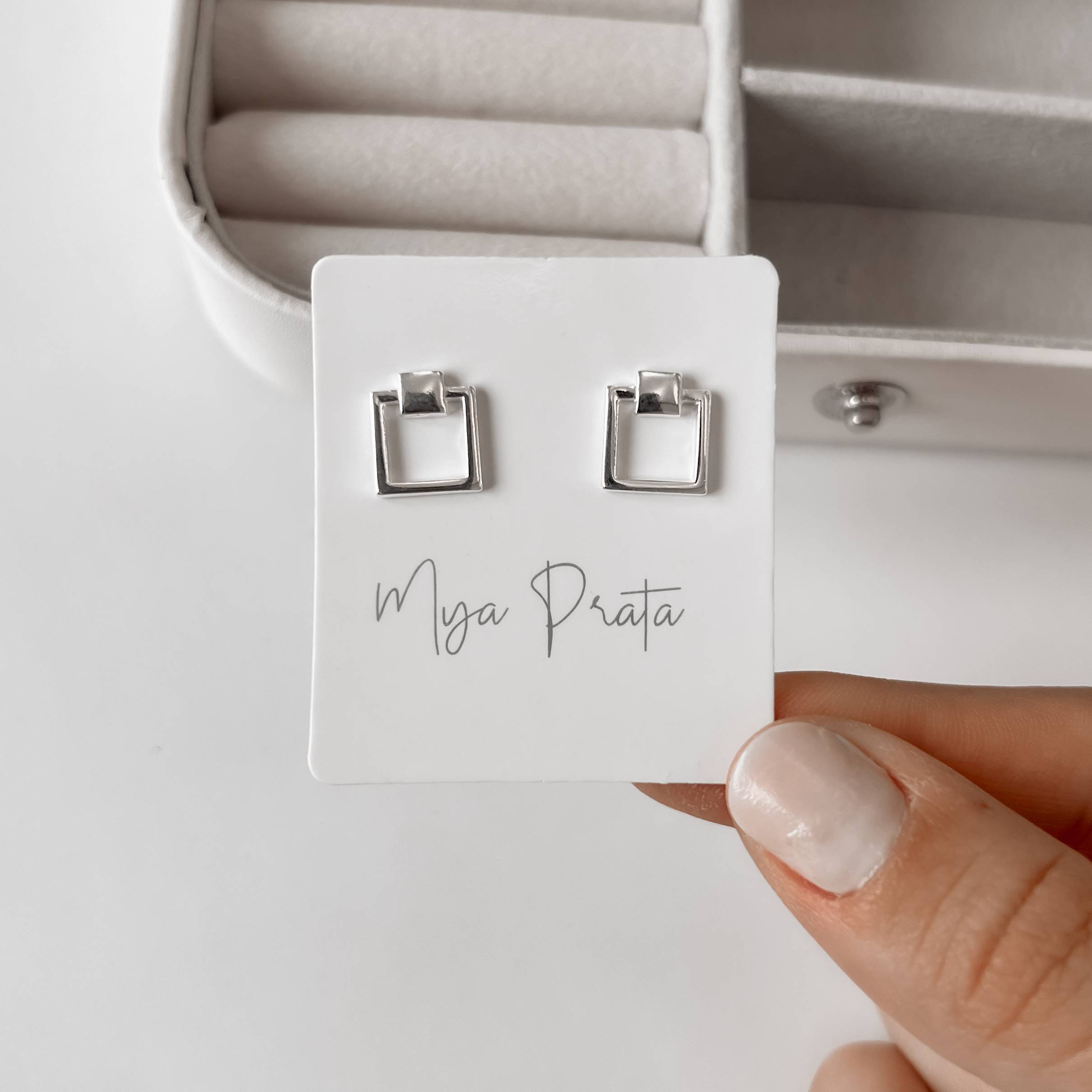 Imagem Secundária Brinco quadrado com quadrado vazado 11mm