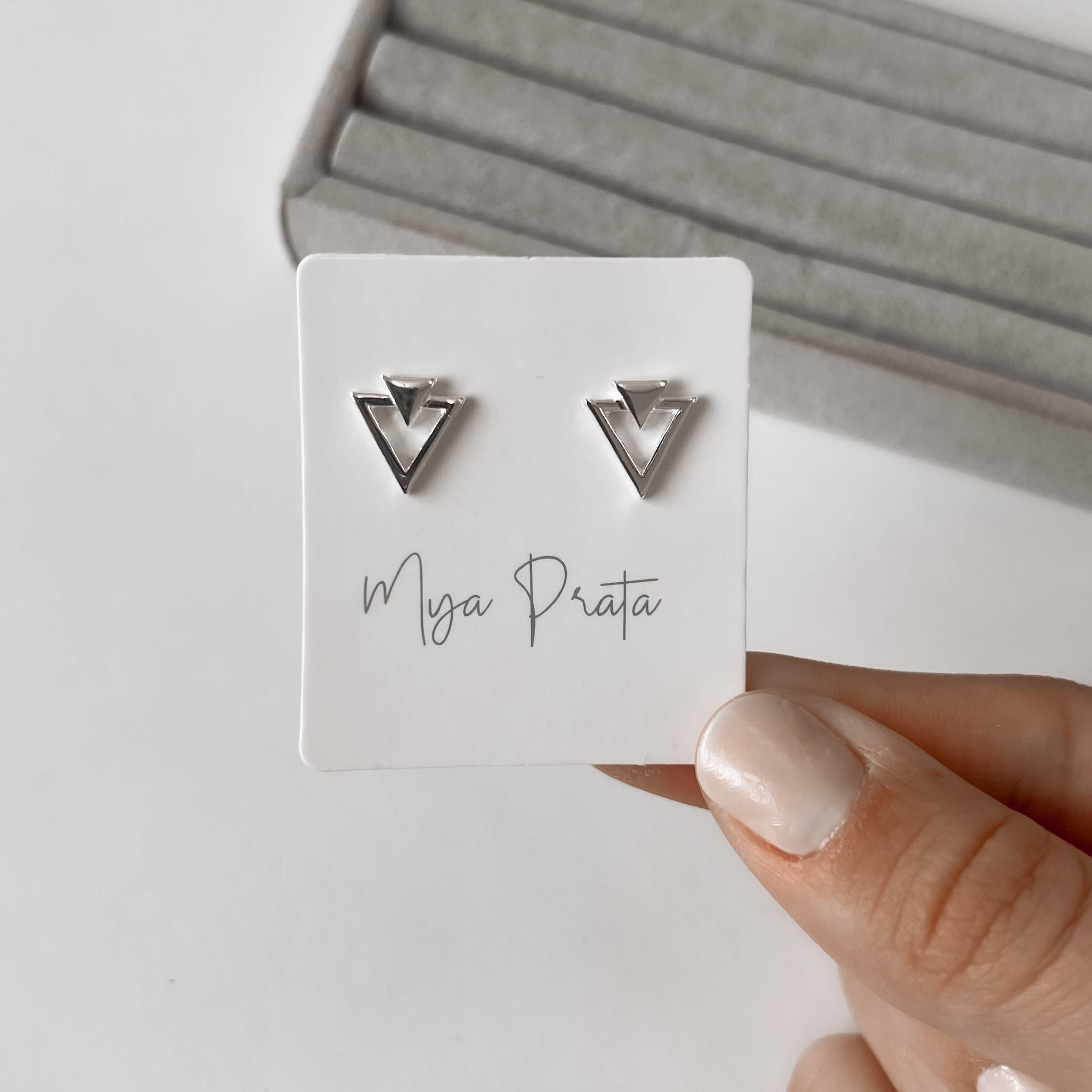 Imagem Secundária Brinco triângulo com triângulo vazado 11mm