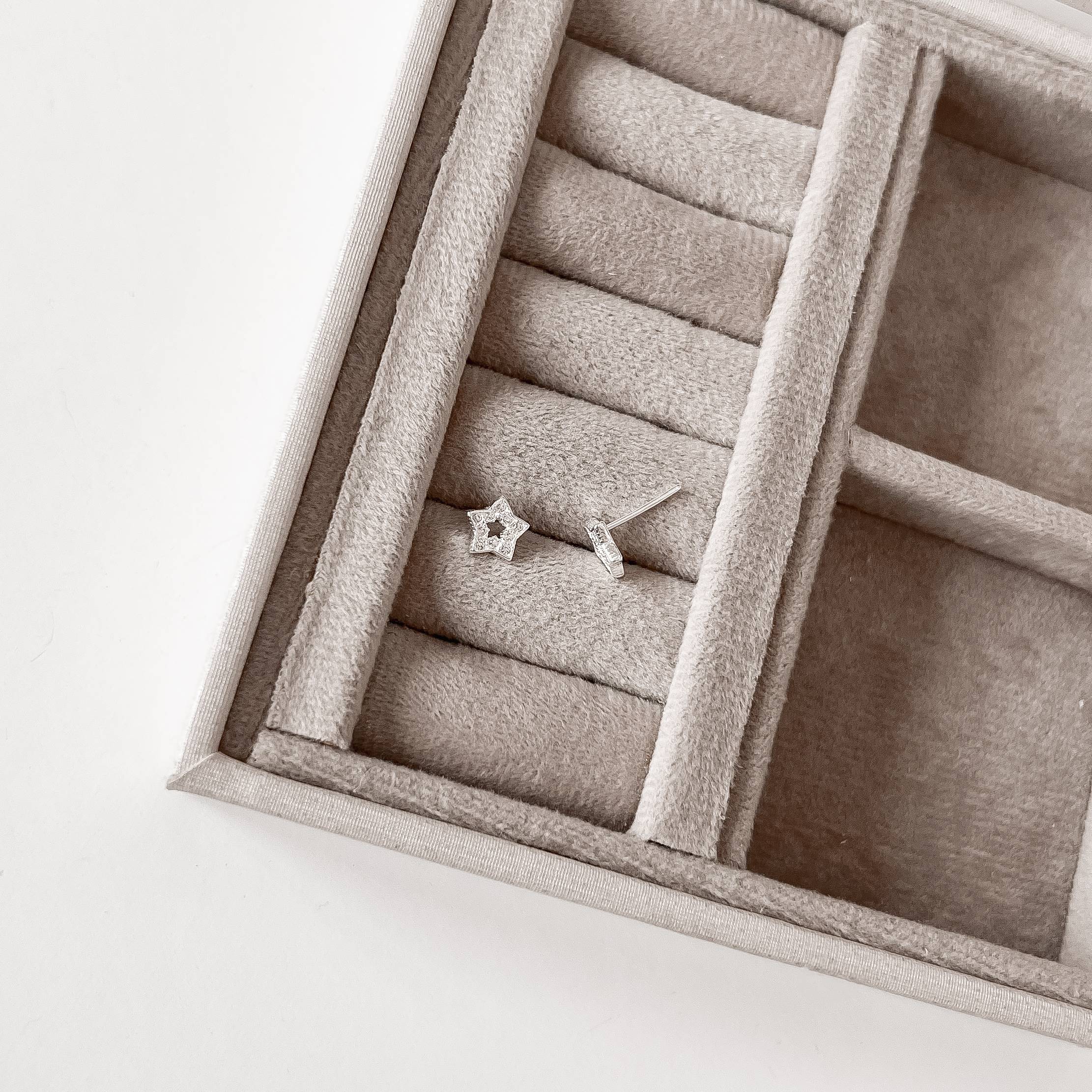 Imagem Brinco estrela vazada cravejada 7mm