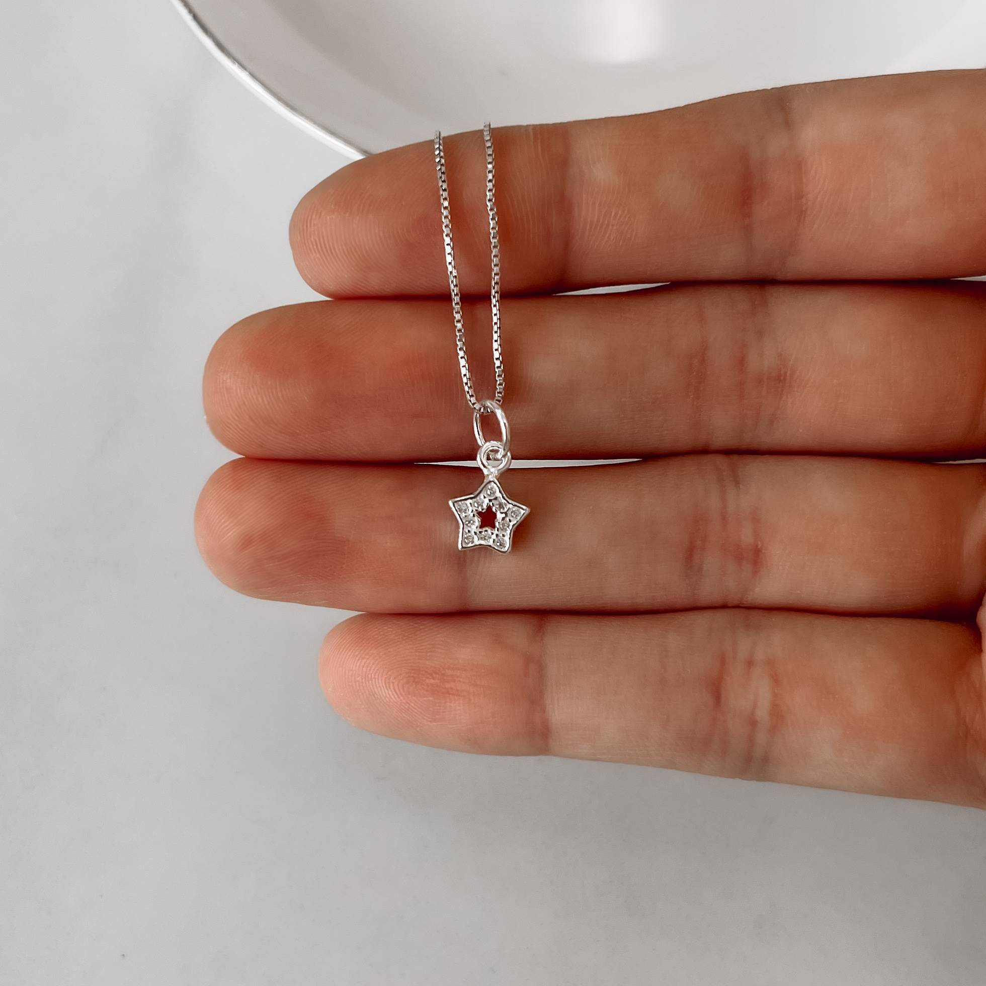 Colar pingente estrela vazada cravejada 8mm 40cm