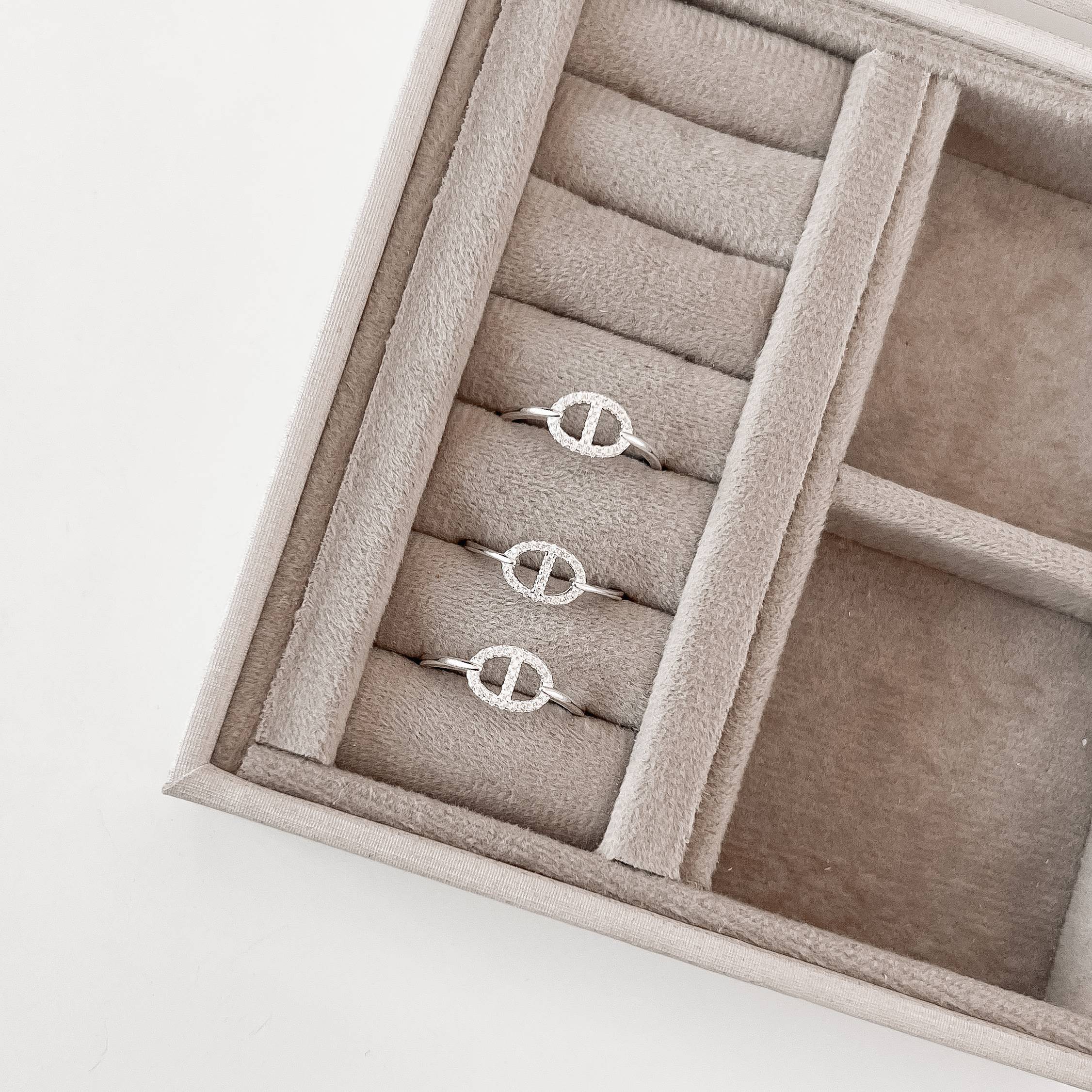 Imagem Anel oval vazado cravejado