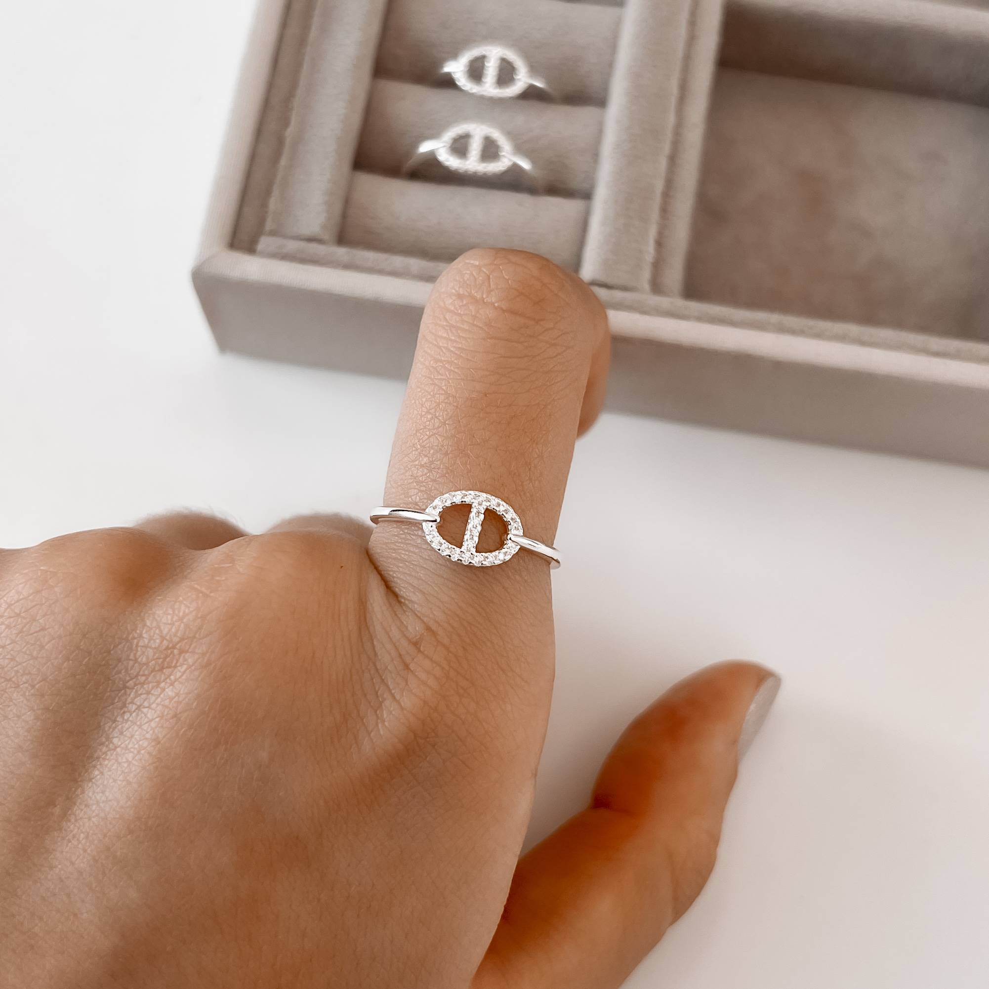 Imagem Secundária Anel oval vazado cravejado