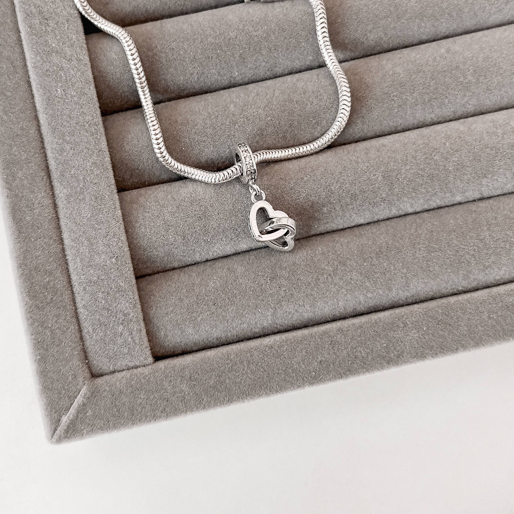 Berloque pingente corações vazados liso e cravejado envelhecido