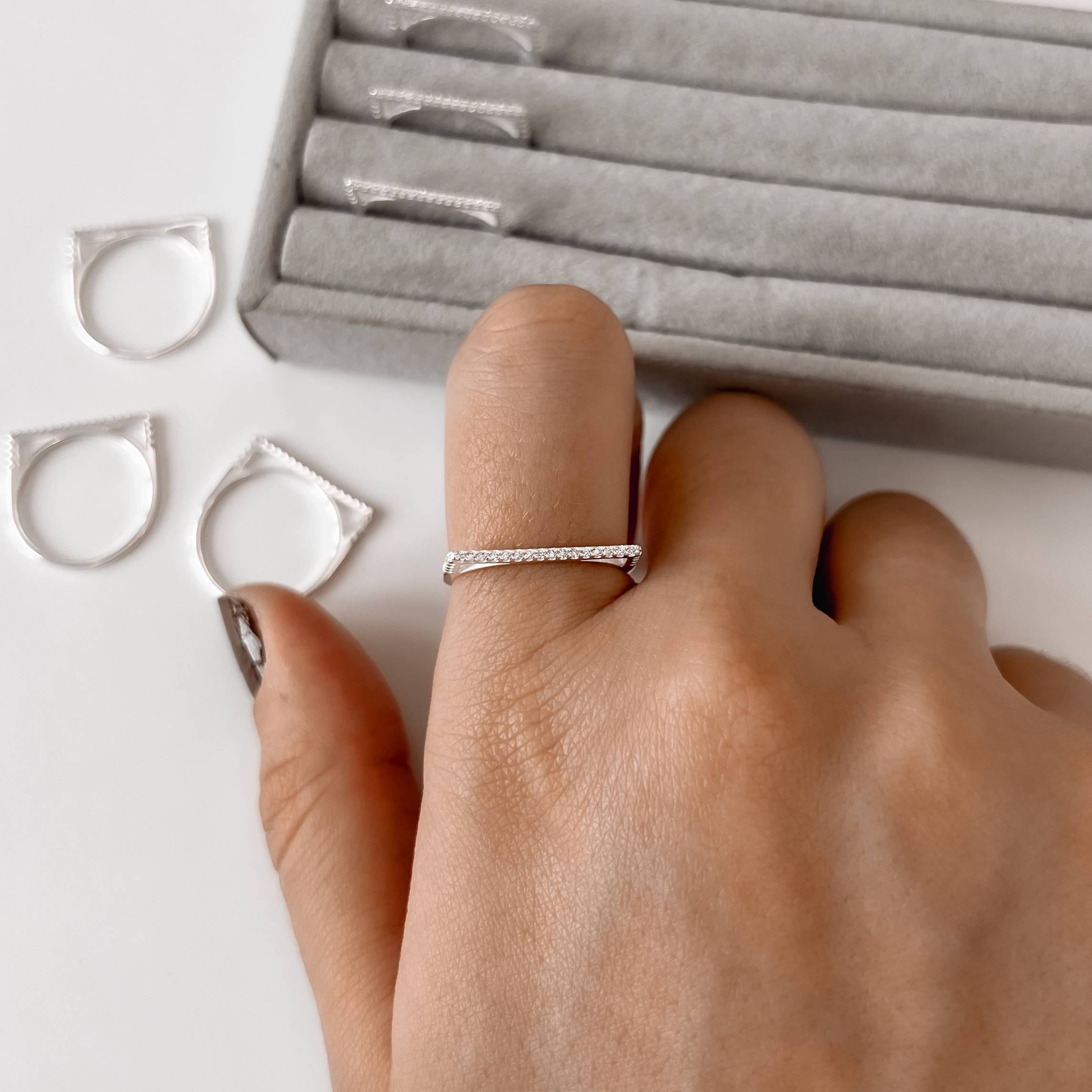 Imagem Anel fino reto cravejado detalhe vazado