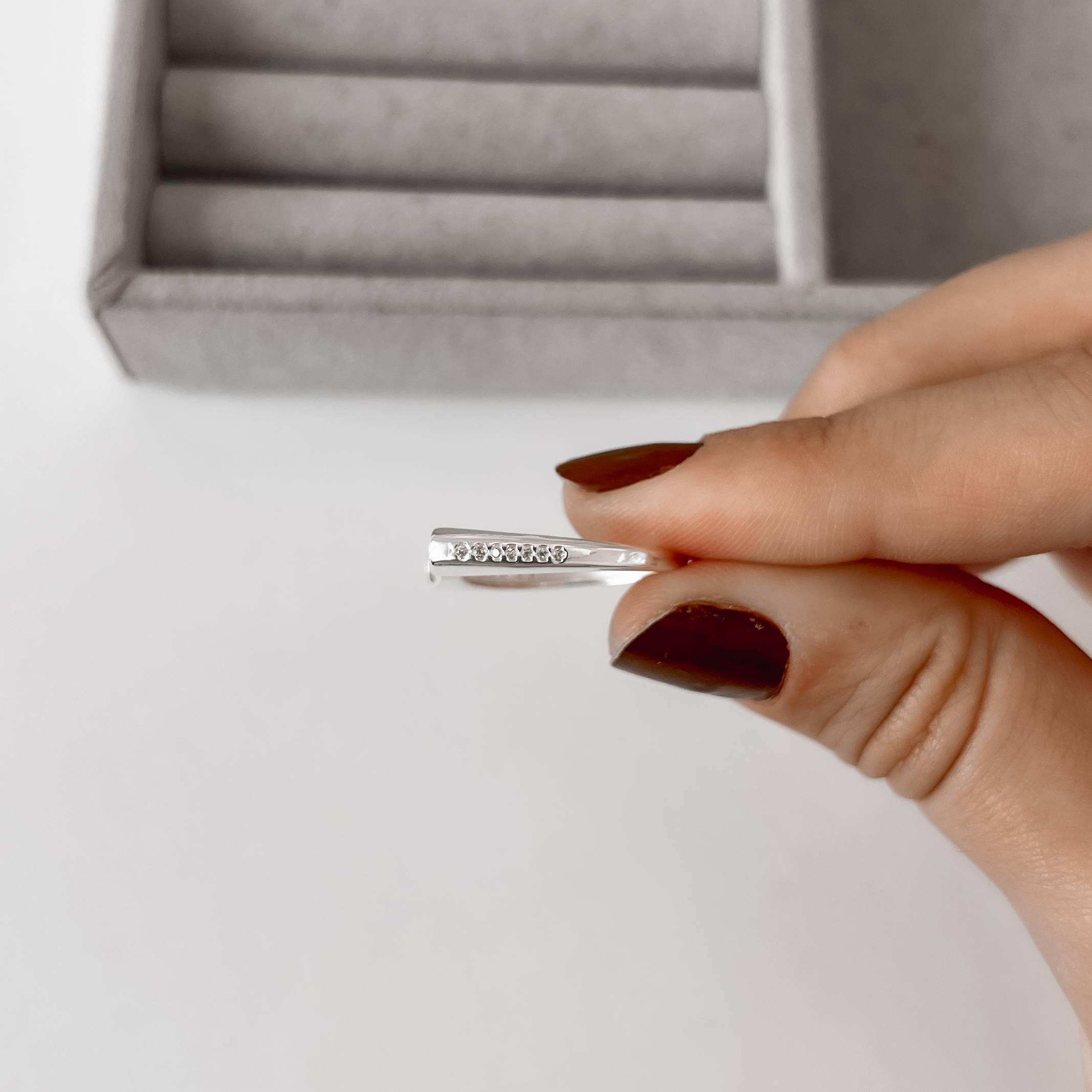 Imagem Secundária Anel 2 zircônias gota com cravejado lateral regulável G