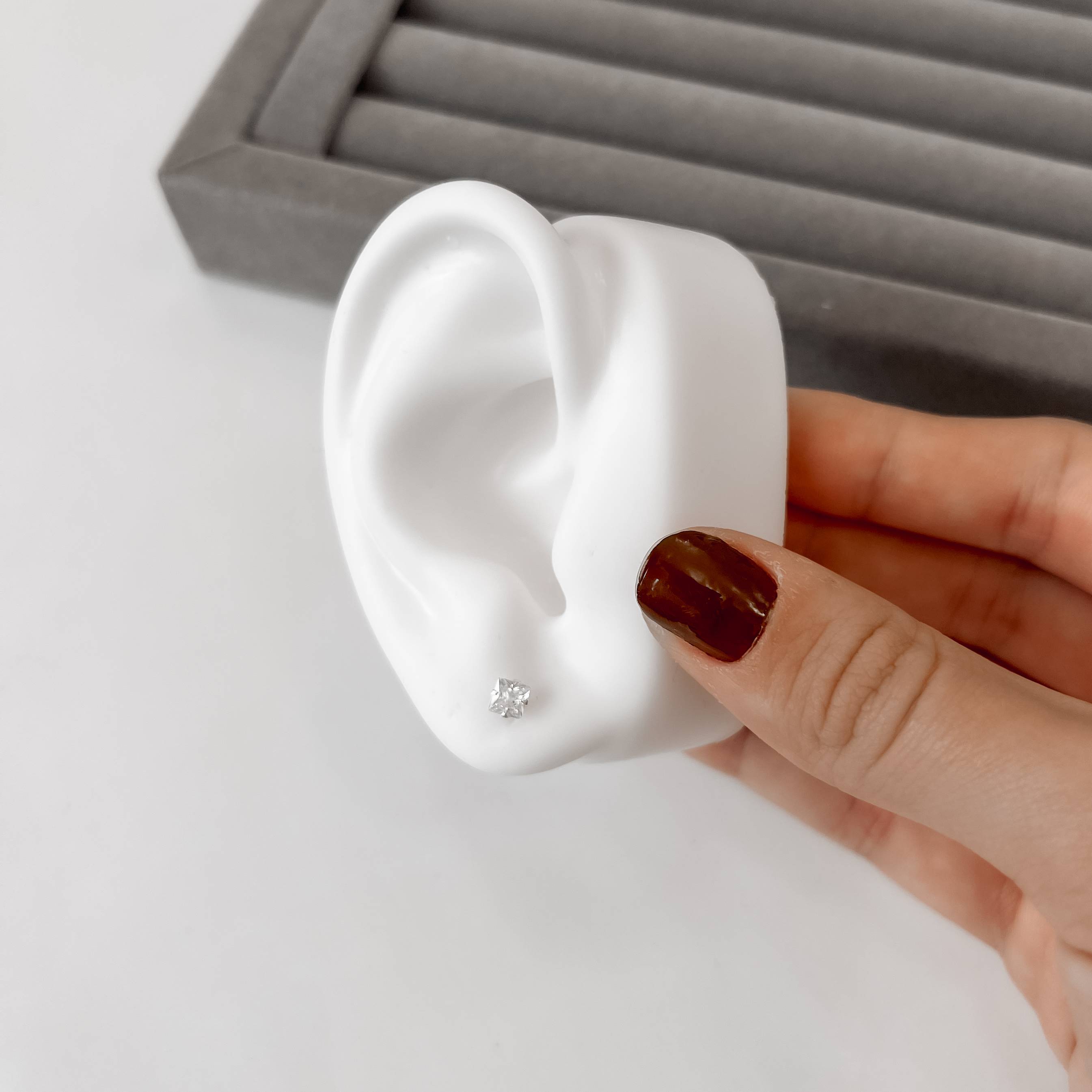 Brinco zircônia quadrada cristal 4mm