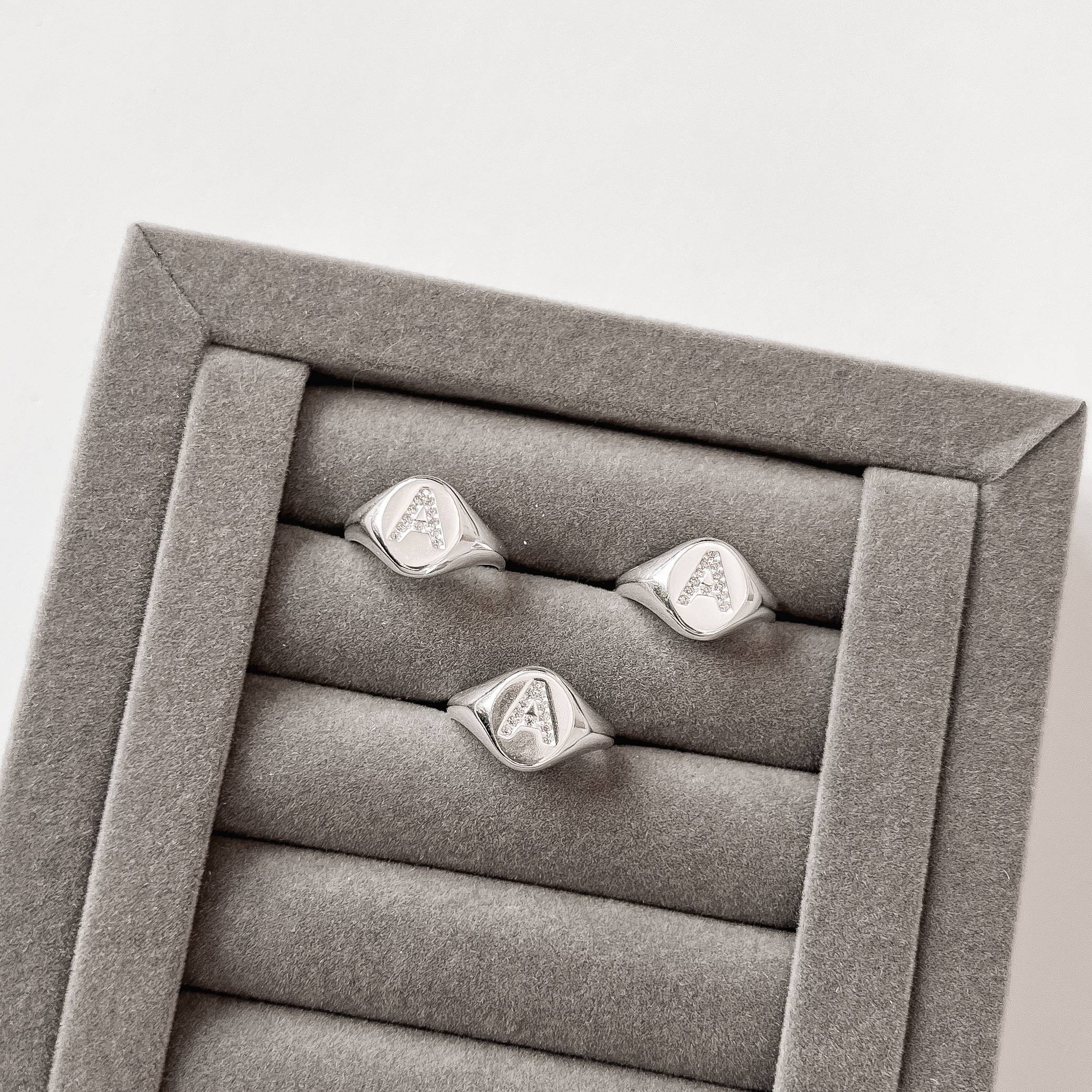 Imagem Anel oval letra A cravejada regulável P