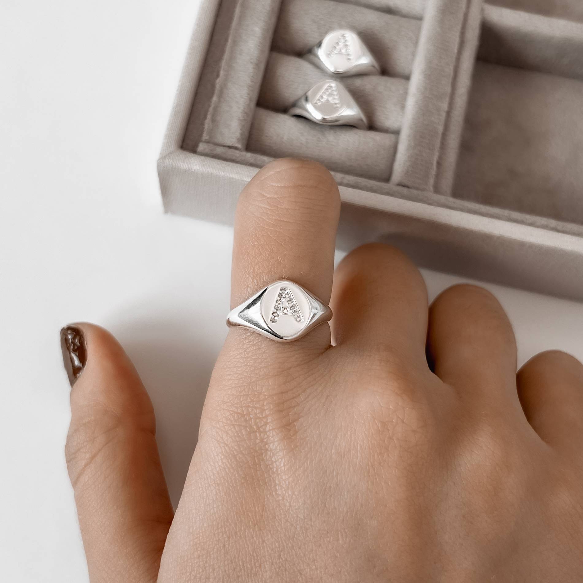 Imagem Anel oval letra A cravejada regulável G