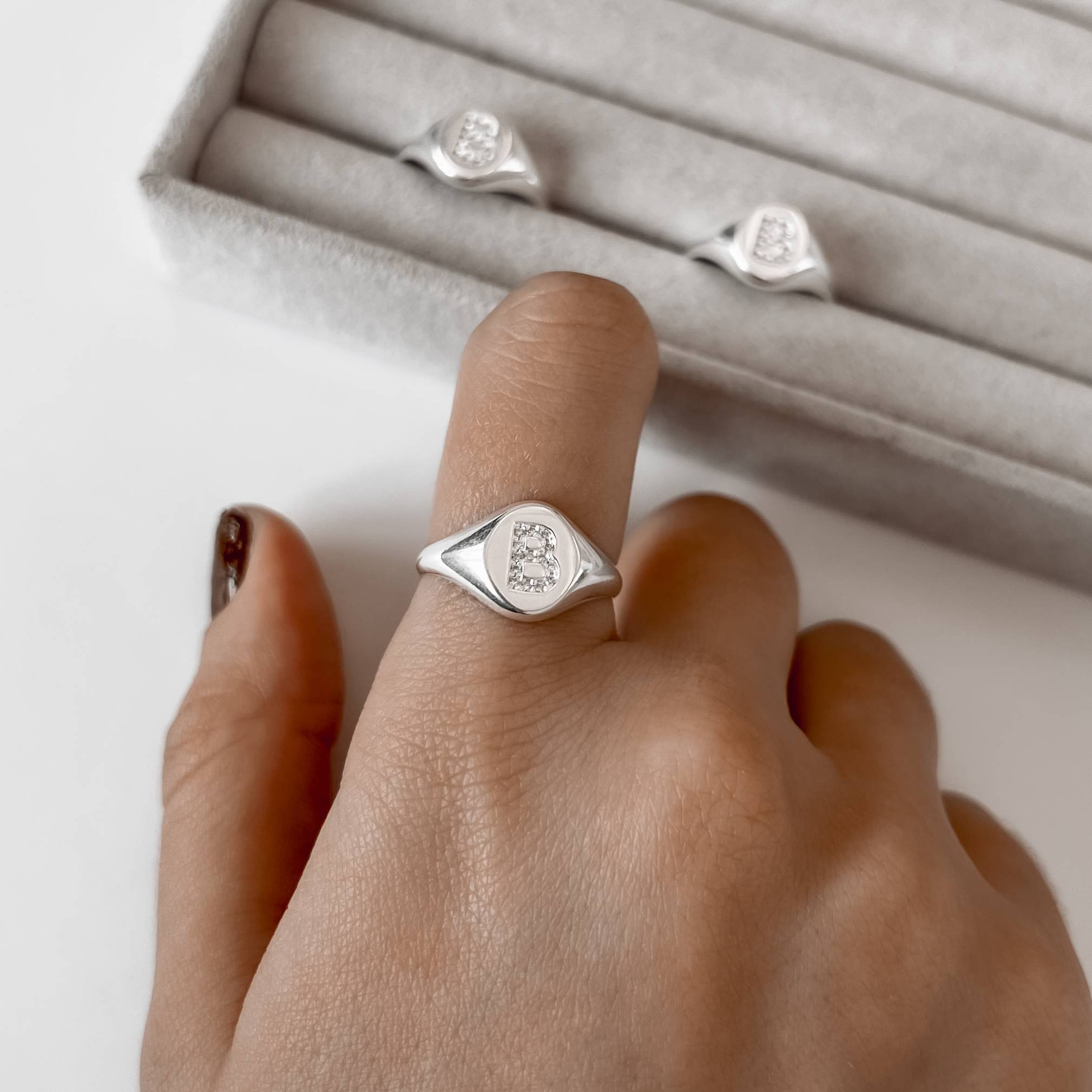 Imagem Anel oval letra B cravejada regulável G