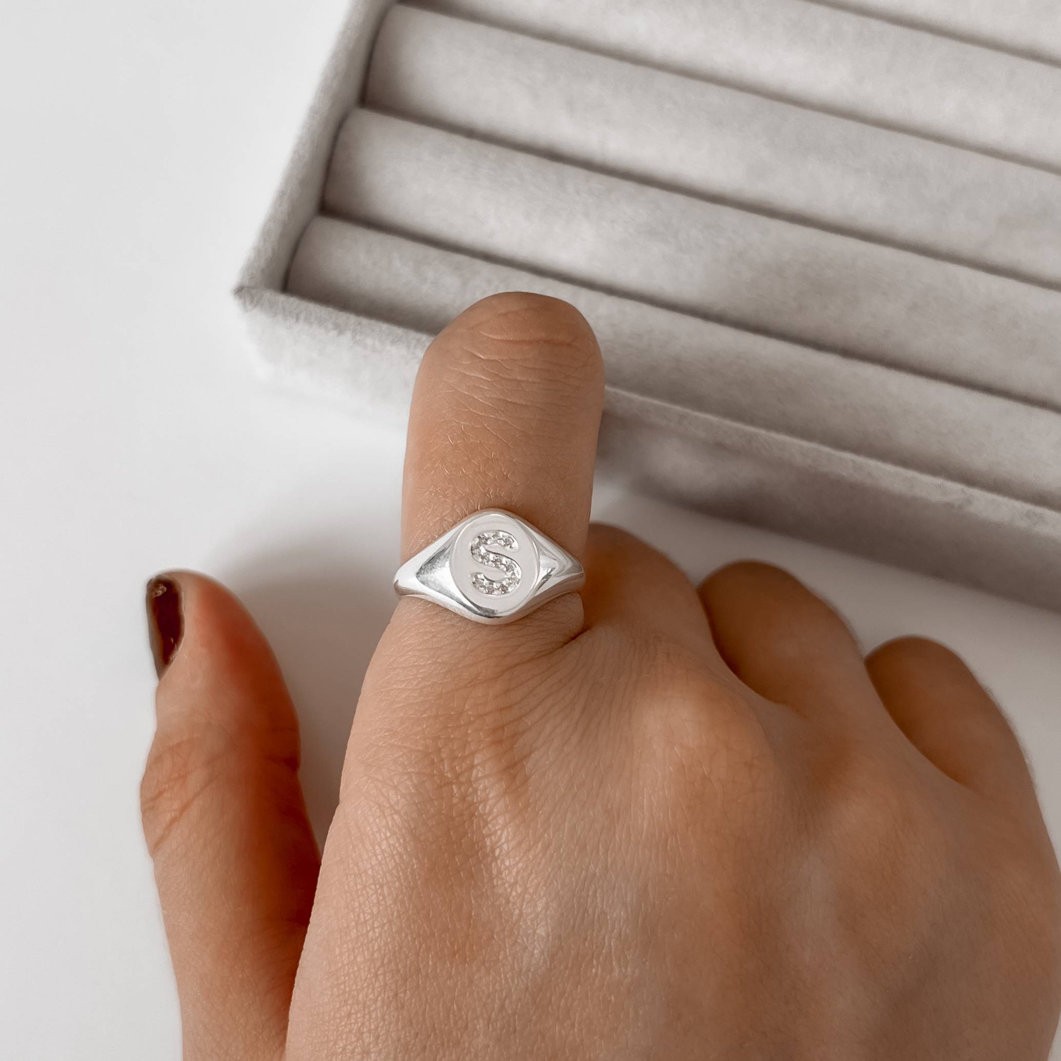 Imagem Anel oval letra S cravejada regulável G