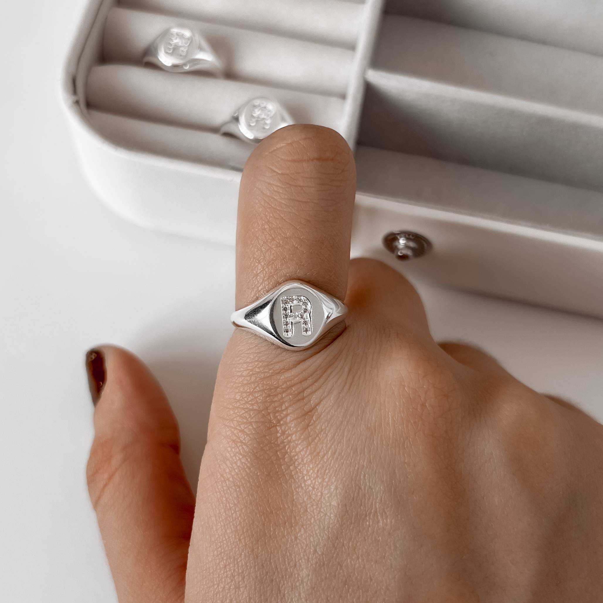 Imagem Anel oval letra R cravejada regulável G