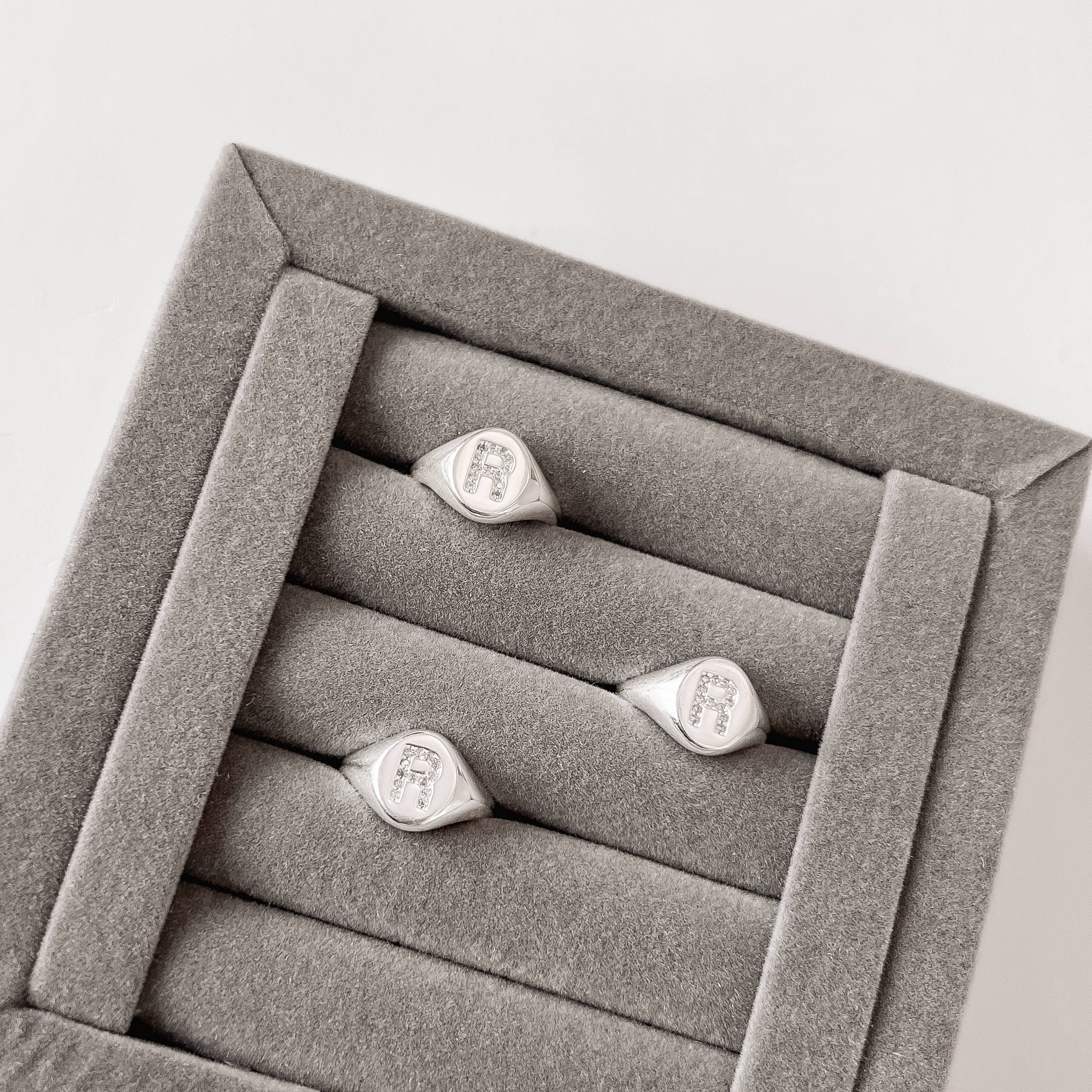 Imagem Anel oval letra R cravejada regulável P