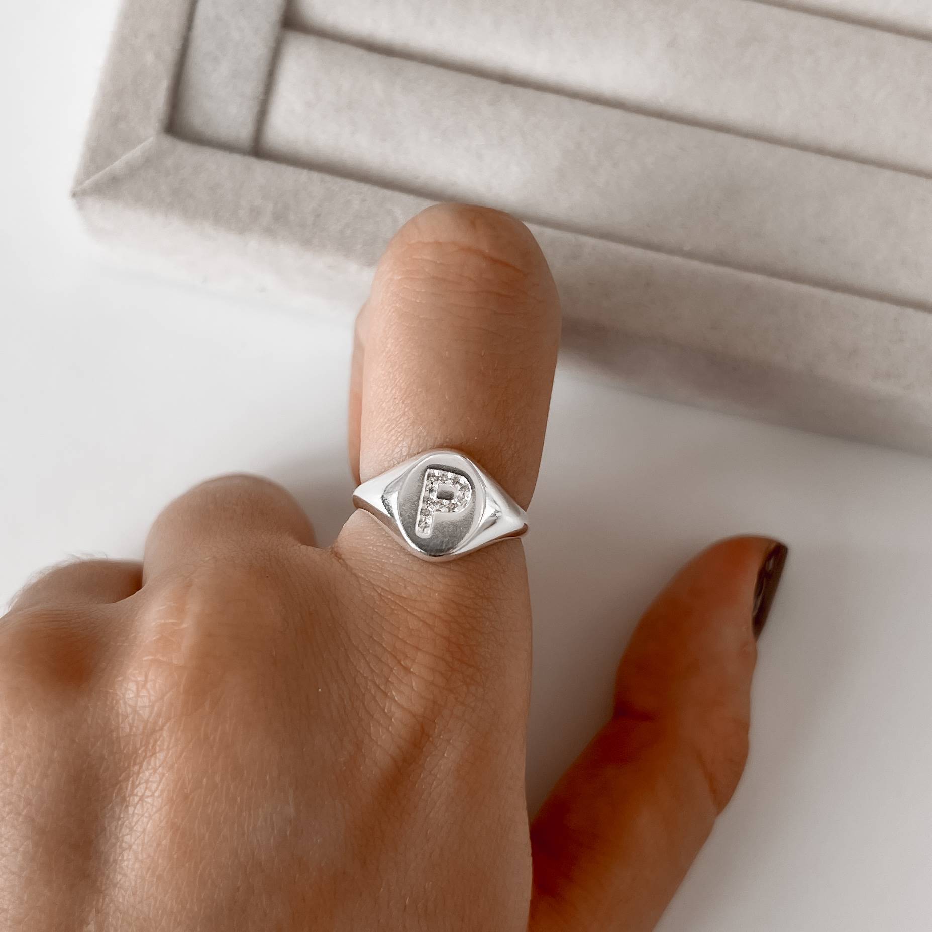 Imagem Anel oval letra P cravejada regulável P