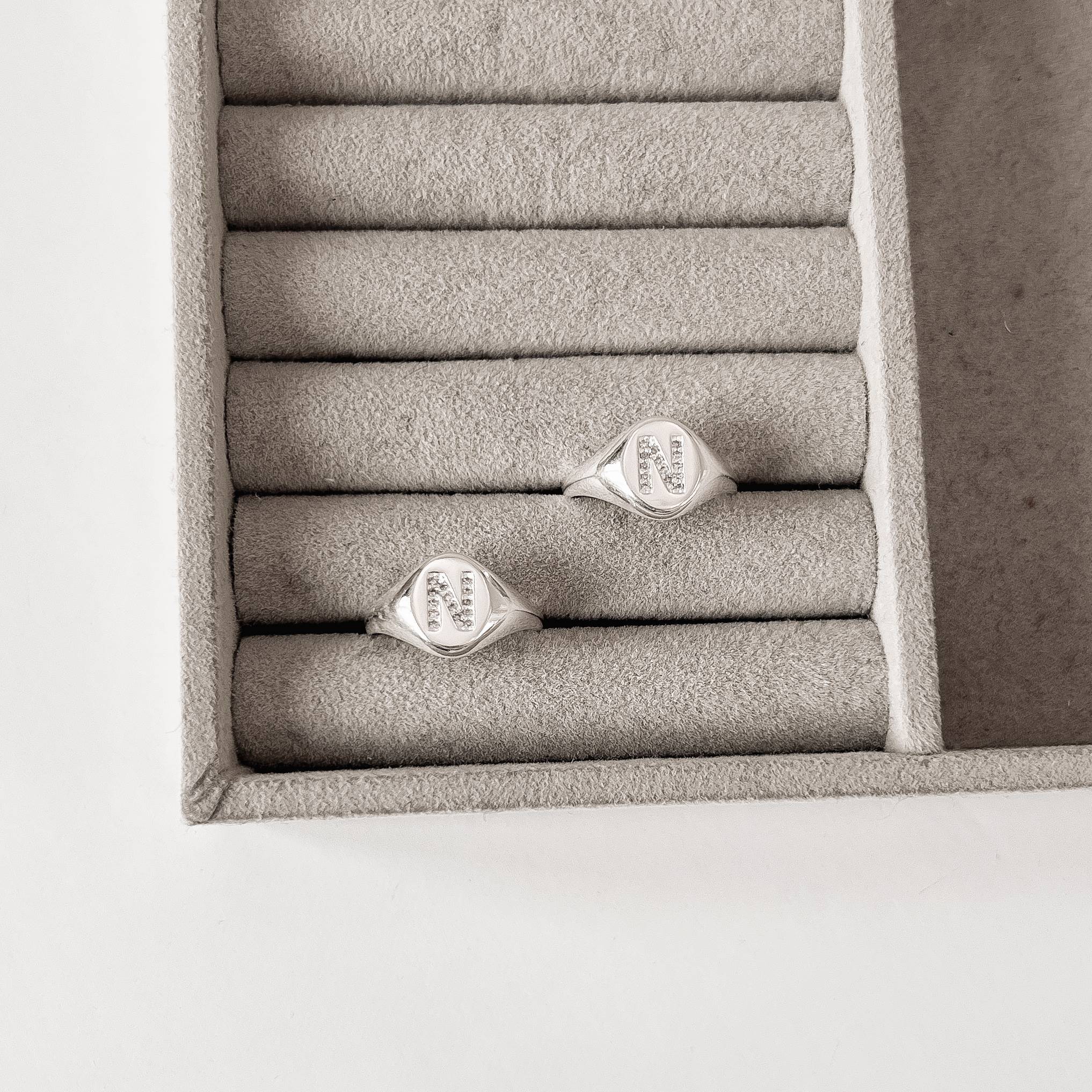 Imagem Anel oval letra N cravejada regulável G