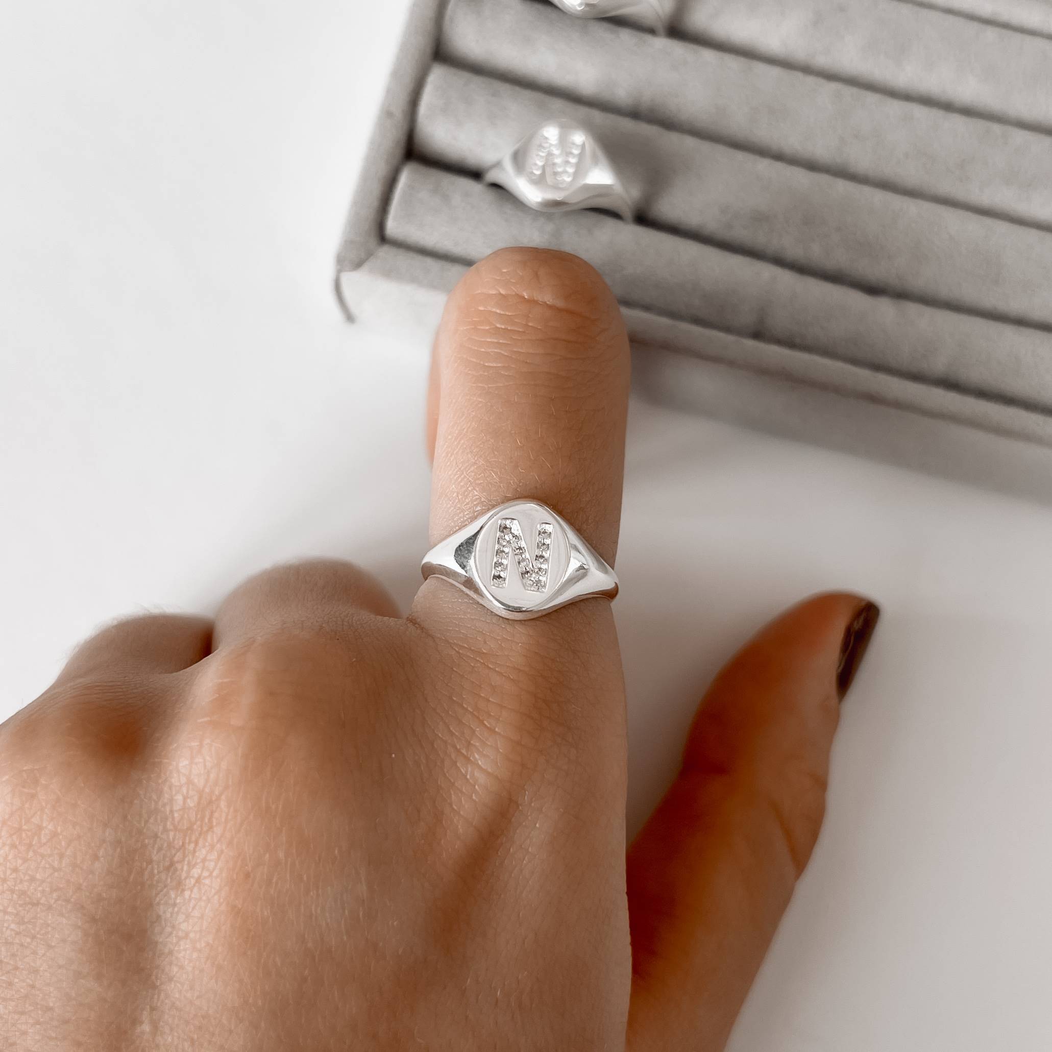 Imagem Anel oval letra N cravejada regulável P