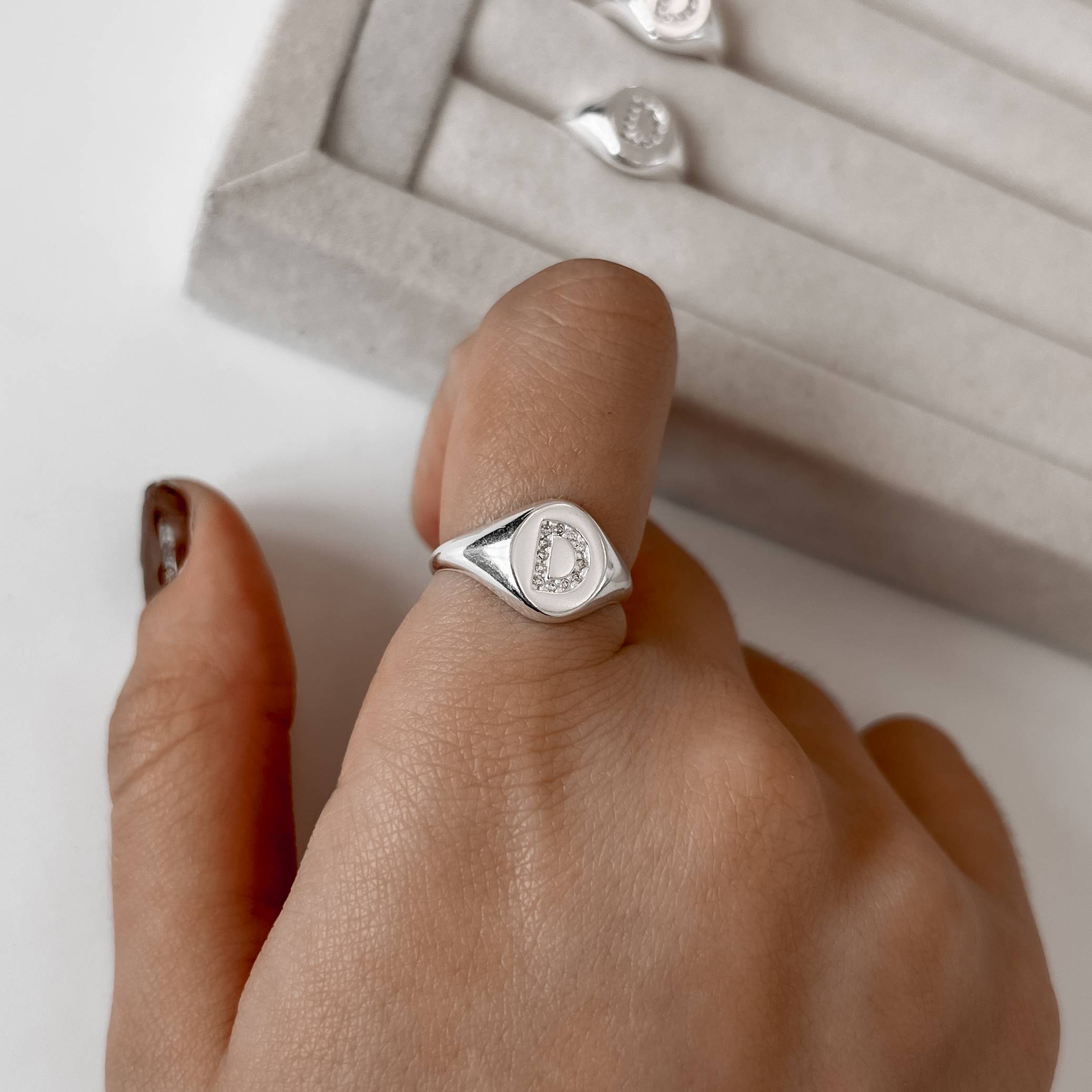 Anel oval letra D cravejada regulável P