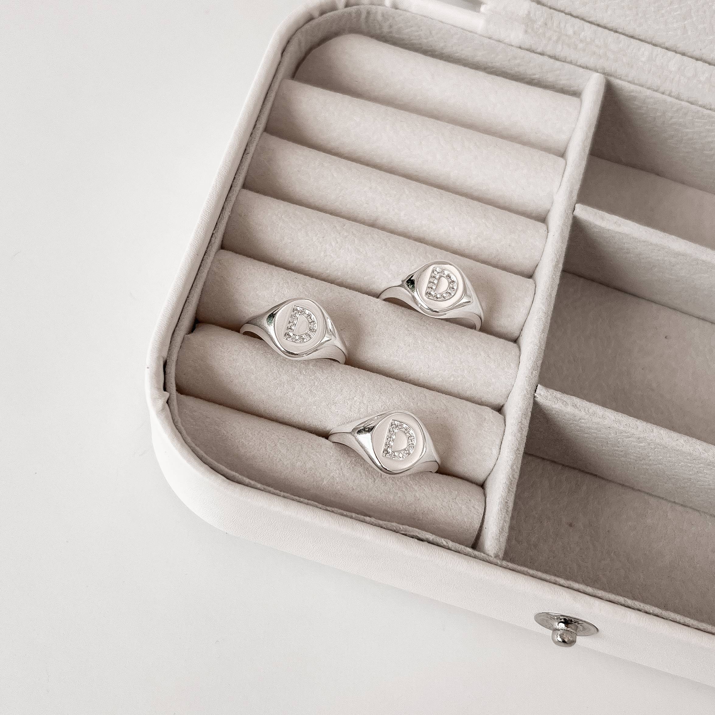 Imagem Anel oval letra D cravejada regulável G