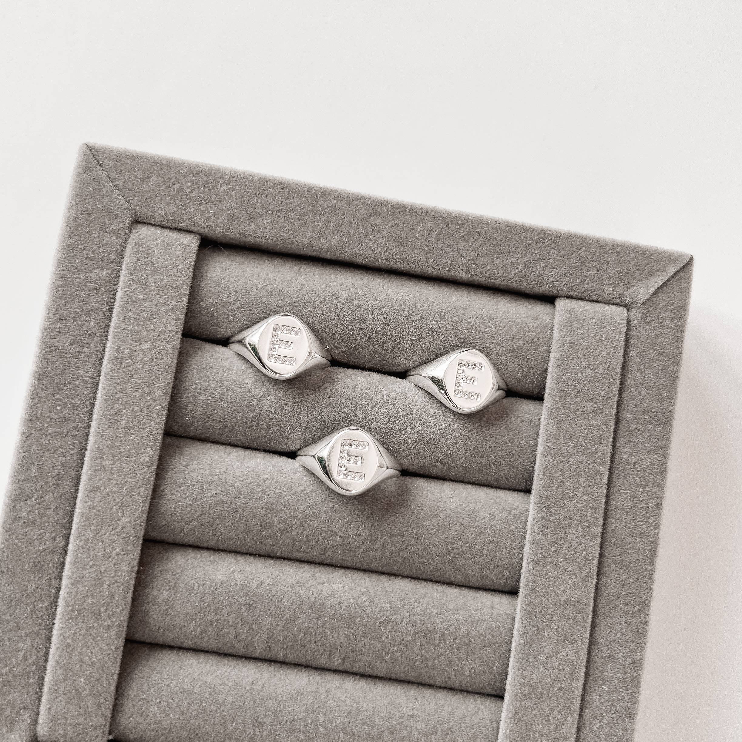 Imagem Anel oval letra E cravejada regulável P