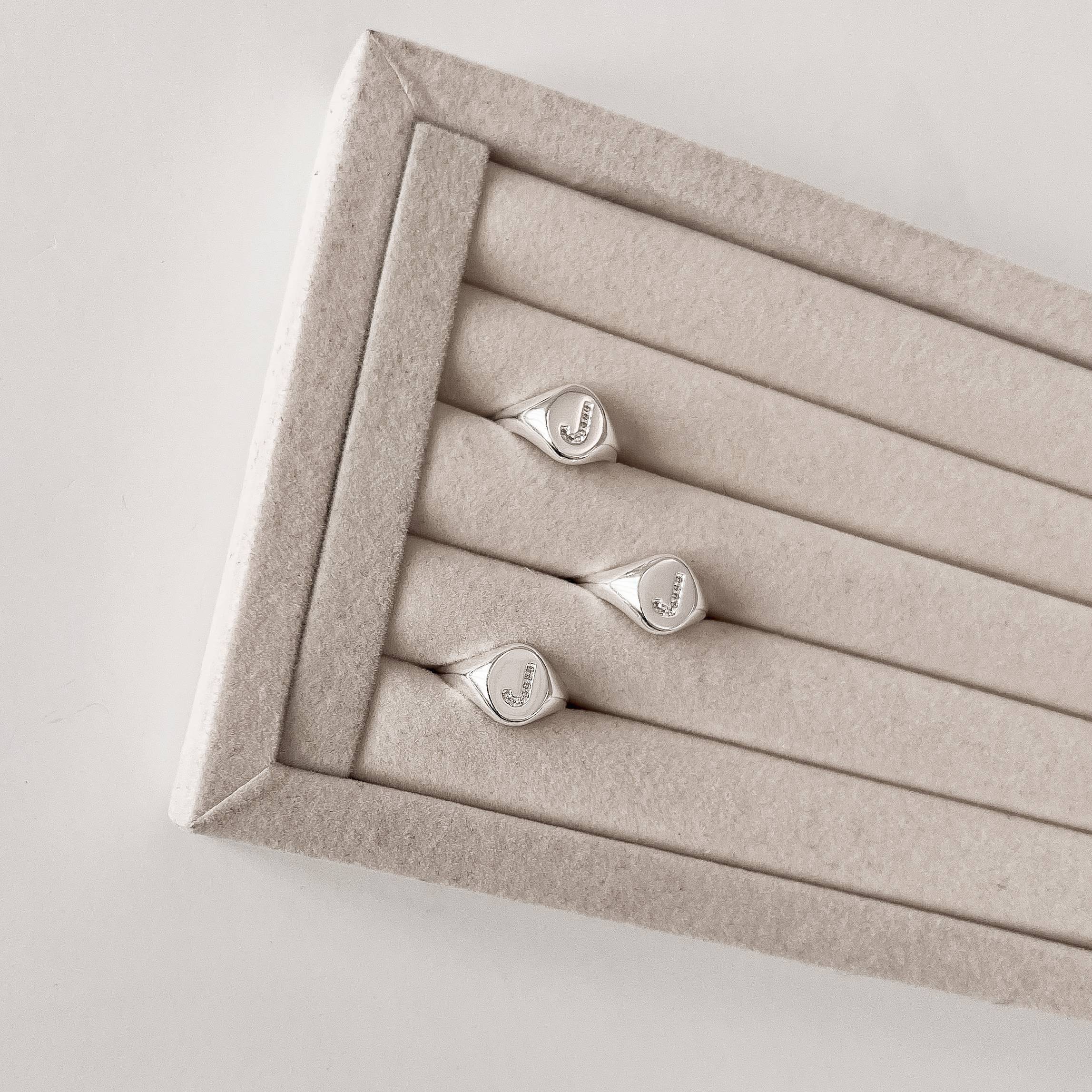 Imagem Anel oval letra J cravejada regulável P